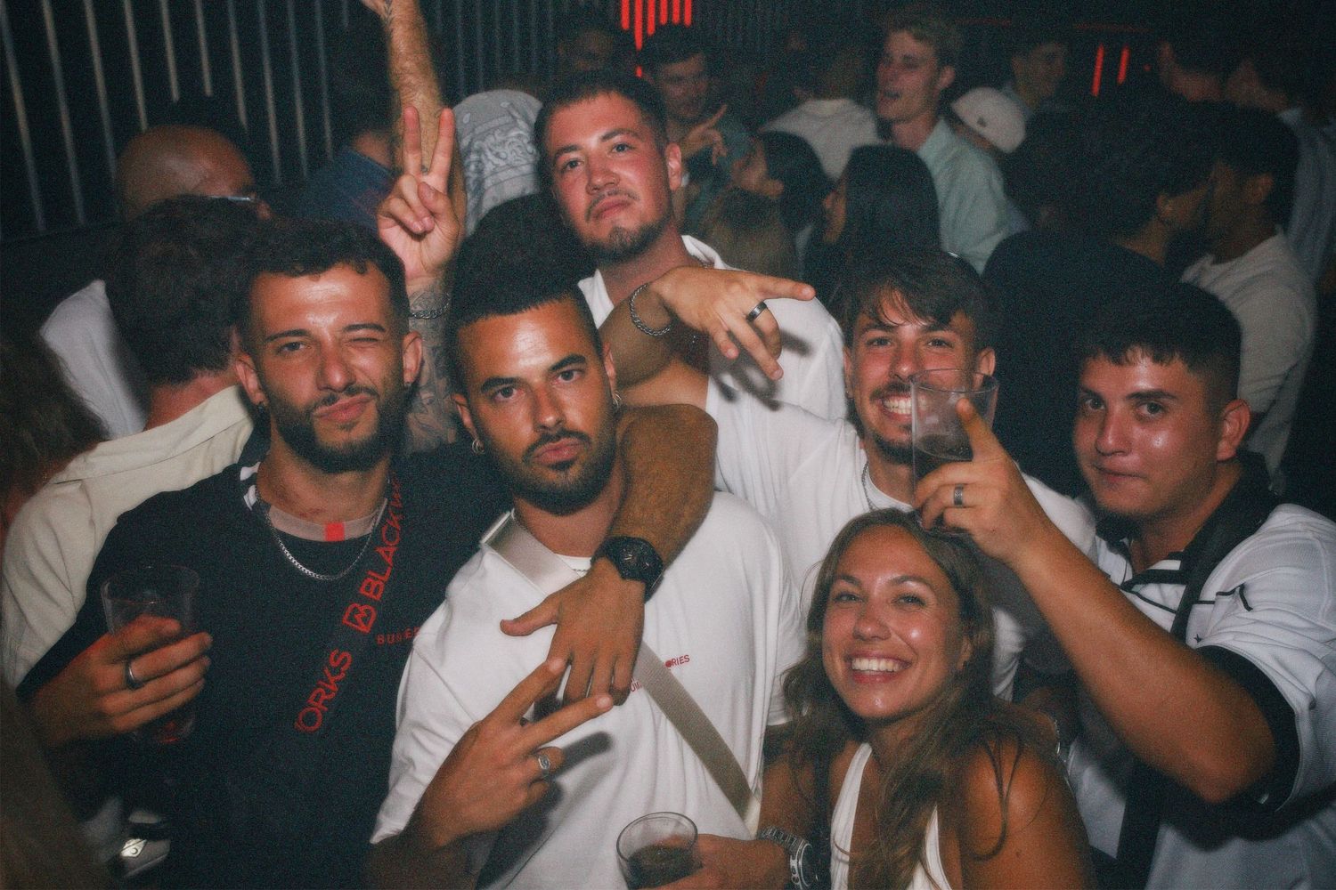 Group of friends celebrating. / Grupo de amigos disfrutando en la pista de baile.
