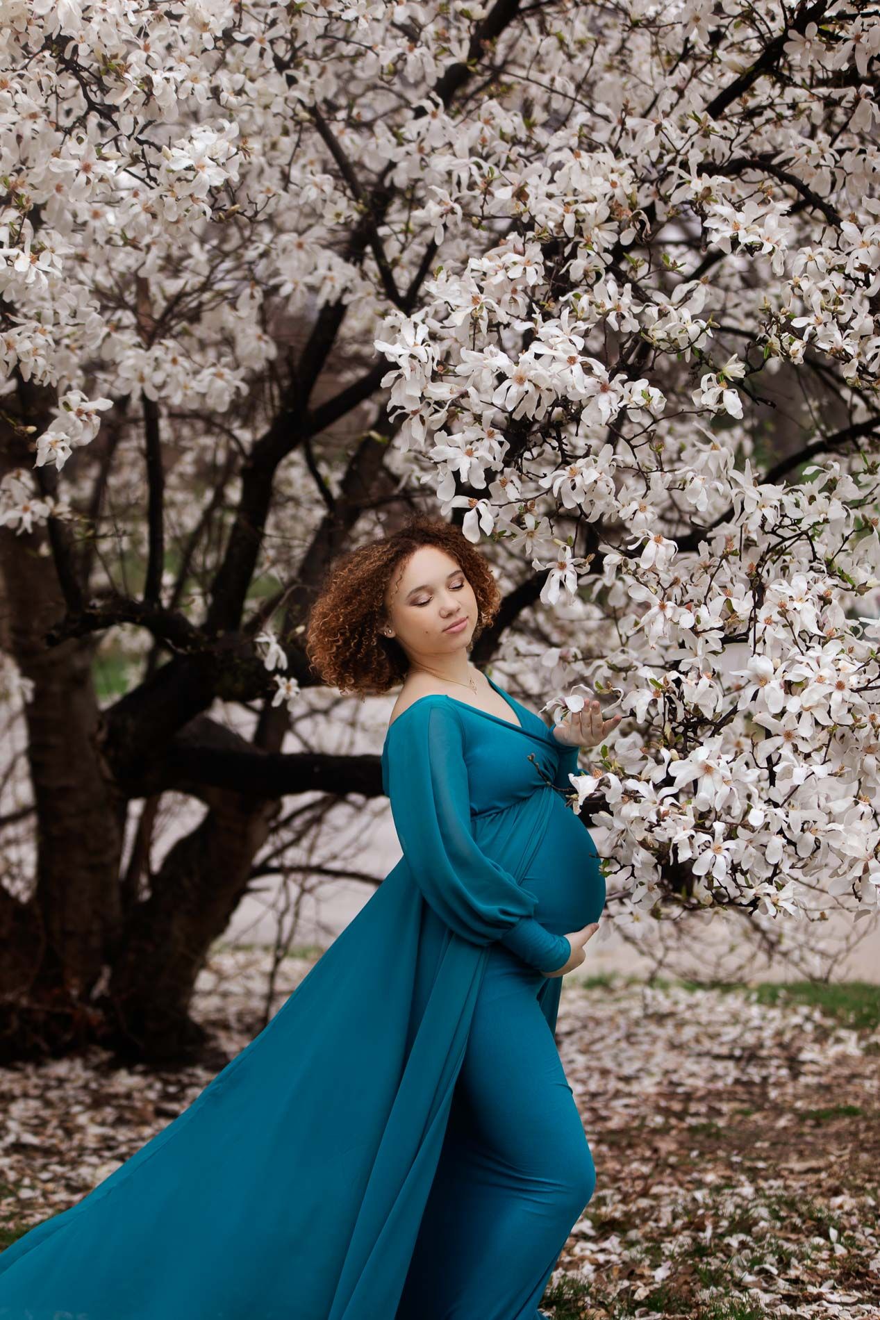 kansas city loose park maternity photo session with pregnant mom by black female photographer
