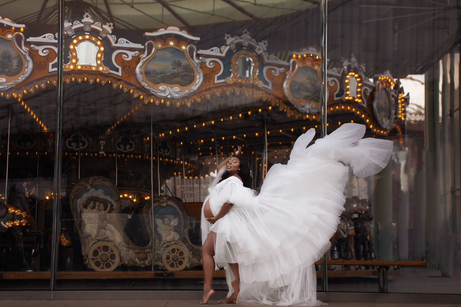 dumbo brooklyn and manhattan bridge janes carousel maternity photoshoot for pregnant woman and family fun in new york