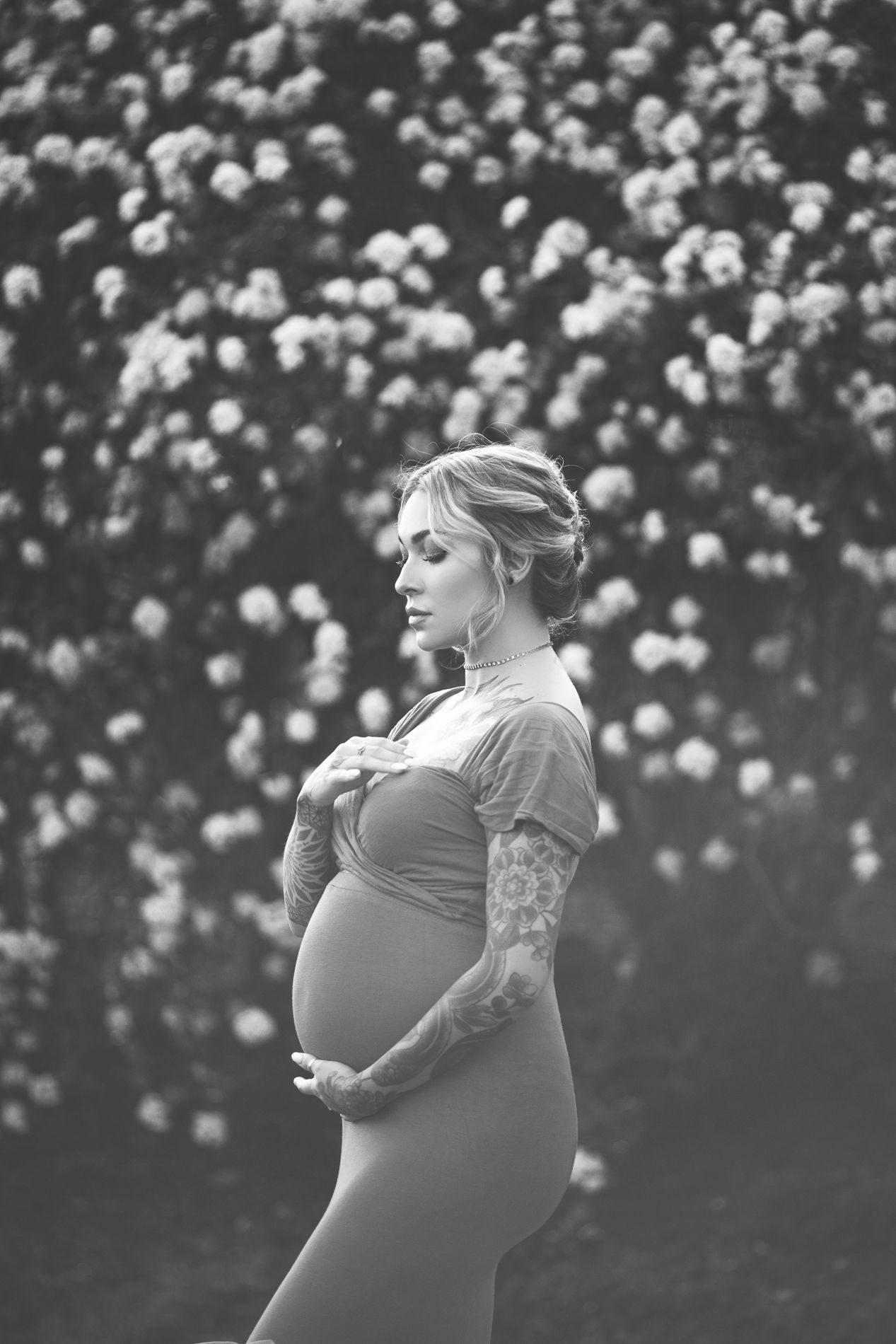 kansas city loose park maternity photo session with pregnant mom by black female photographer with tattoos