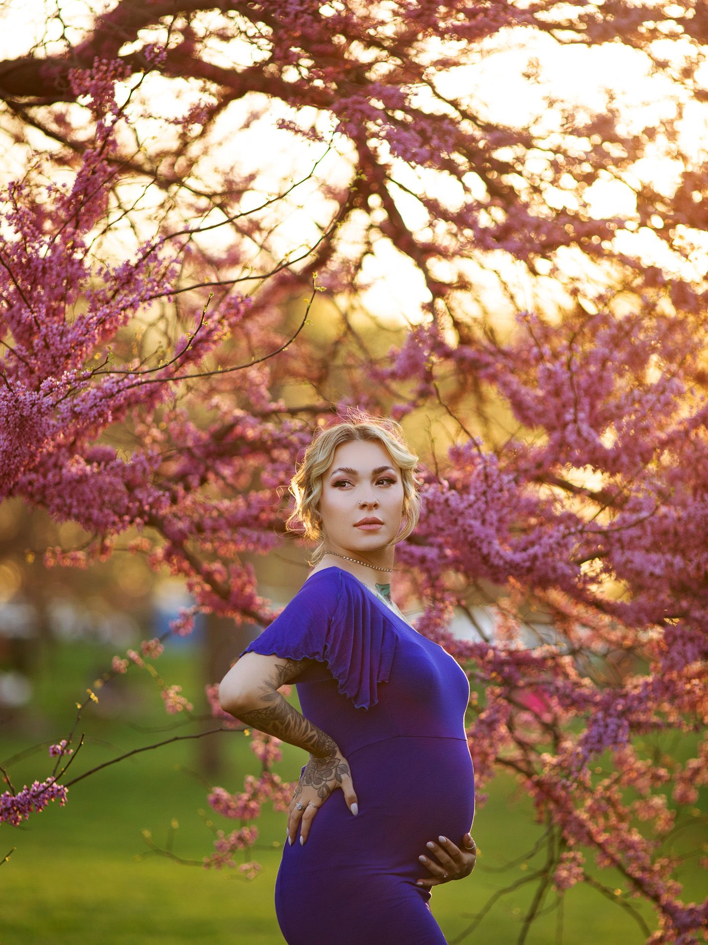 kansas city loose park maternity photo session with pregnant mom by black female photographer with tattoos