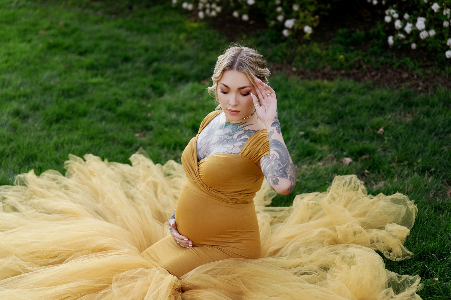 kansas city loose park maternity photo session with pregnant mom by black female photographer with tattoos