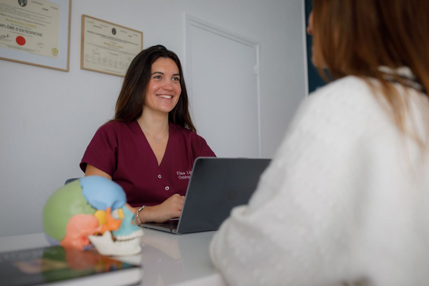 Elisa Lignier - Cabinet d'ostéopathie de Montreuil-sur-Mer - Local - Accueil Patient - Sourire