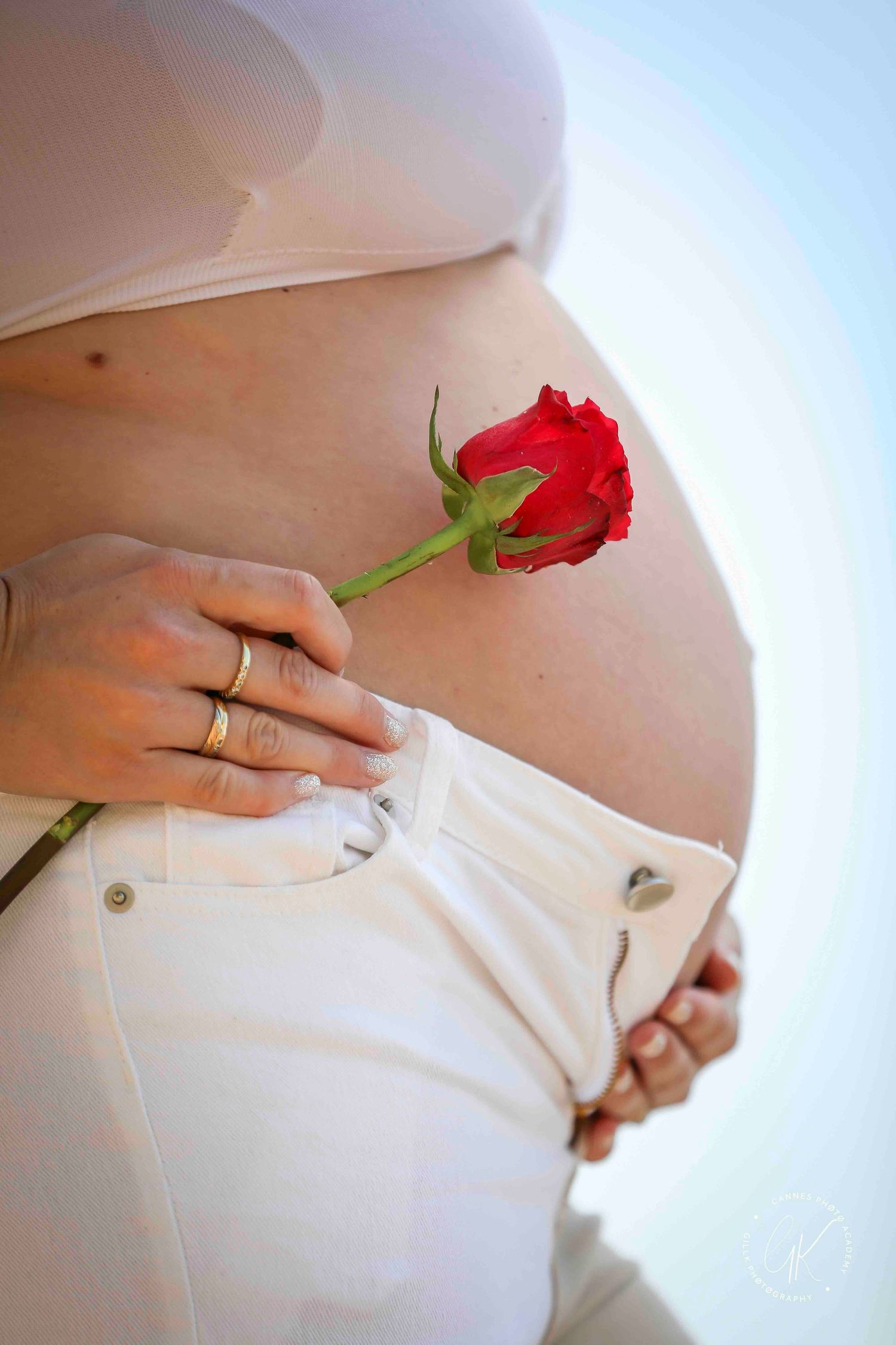 Femme enceinte debout - Rose - Bien-être - Grossesse - Ventre