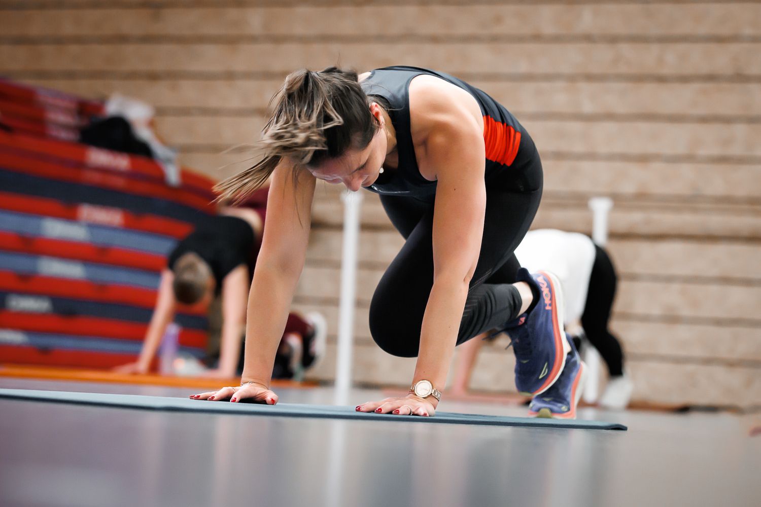 Sportif - Sport en salle - Femme sportive - Posture - Hit Training