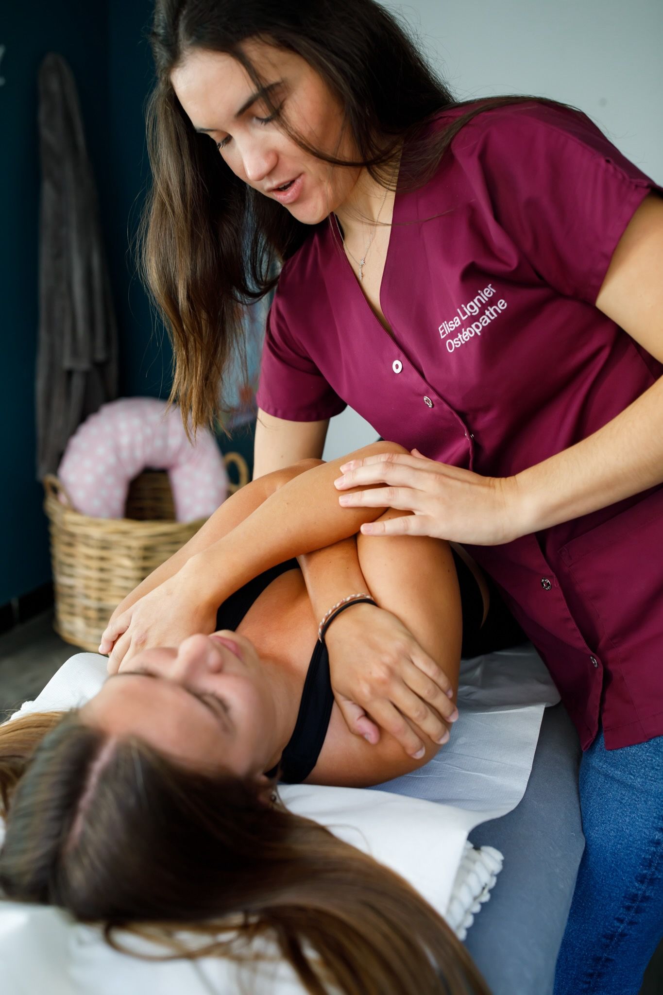 Ostéopathie - Séance - Elisa Lignier - Cabinet de Montreuil-sur-Mer - Pratique - Patiente allongée sur le dos - Table d'ostéopathie