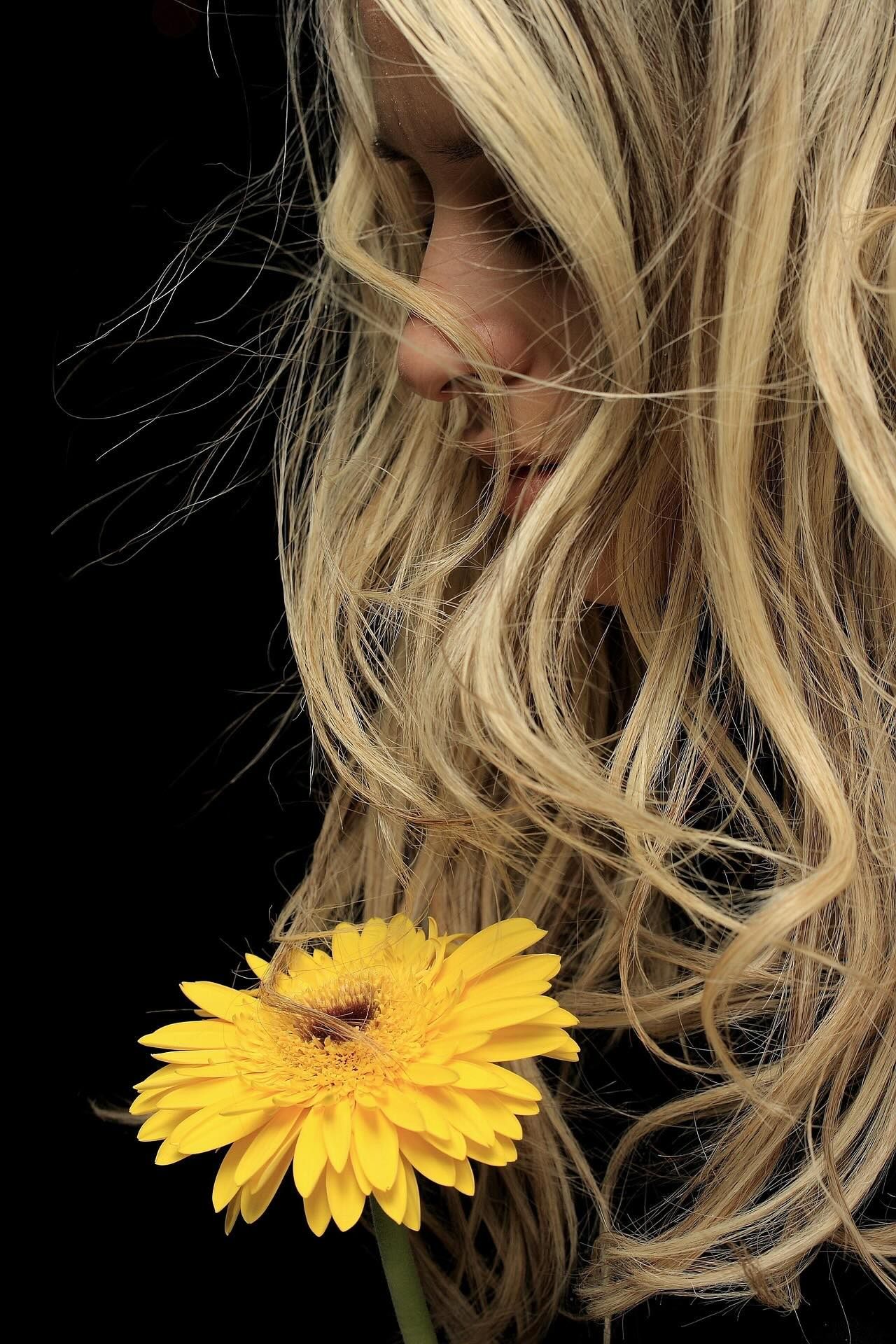 Femme - Visage /cheveux - Fleurs - Bien-être - Santé de la femme