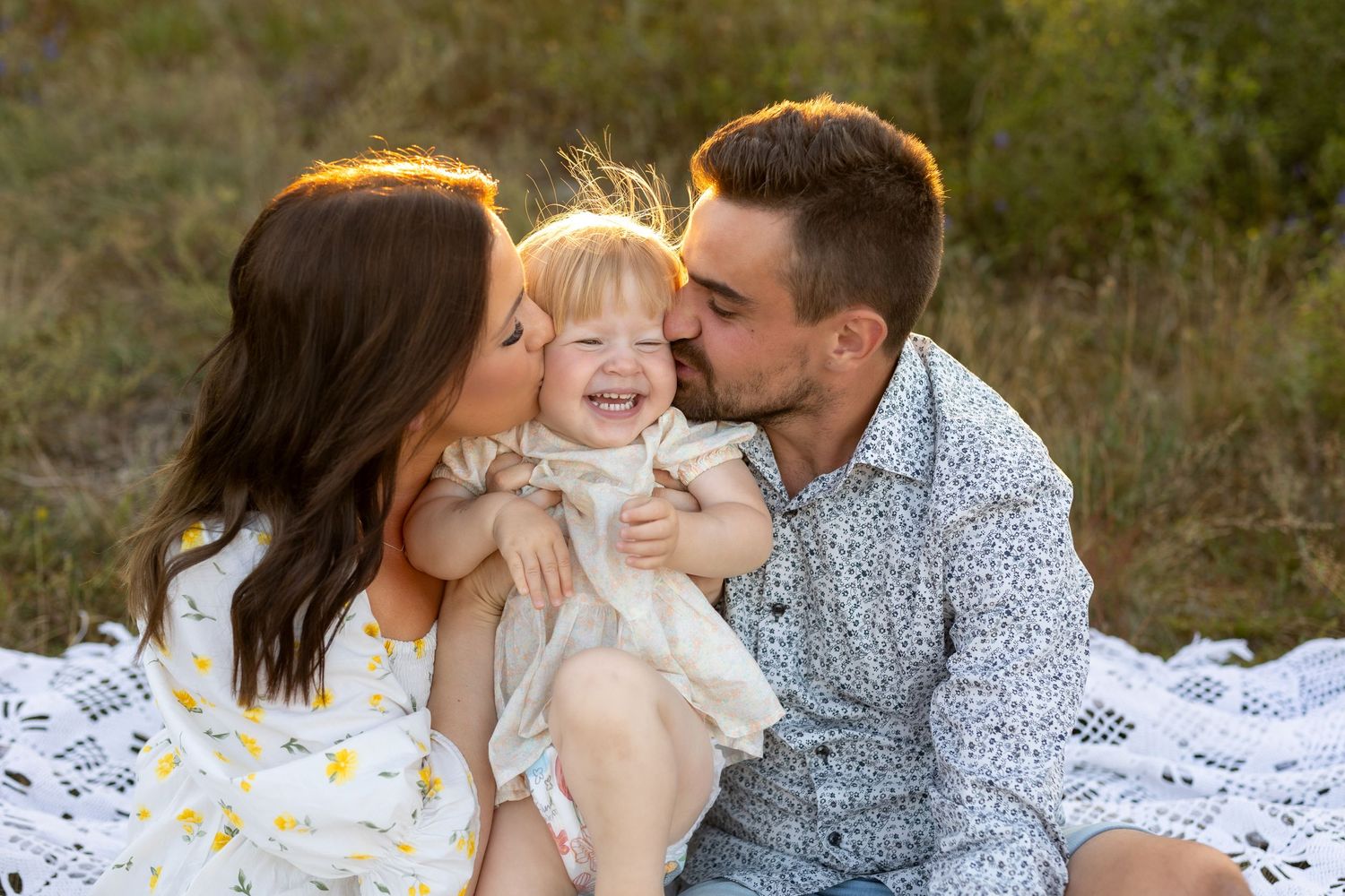 busiga familjefoton från familjefotografering sommar
