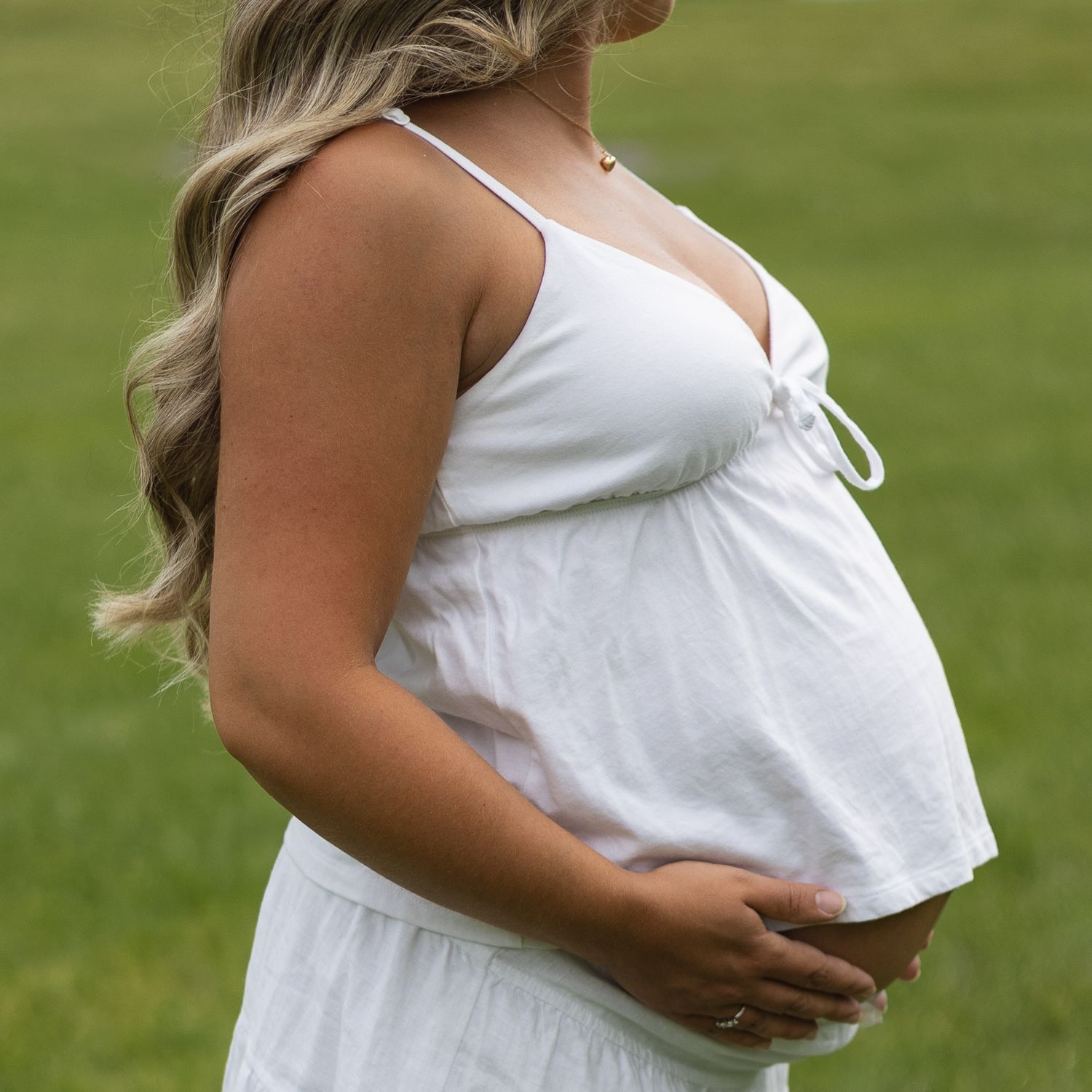 Timeless and heartfelt photography for maternity, newborns, families, couples and events in Montreal & Montérégie.