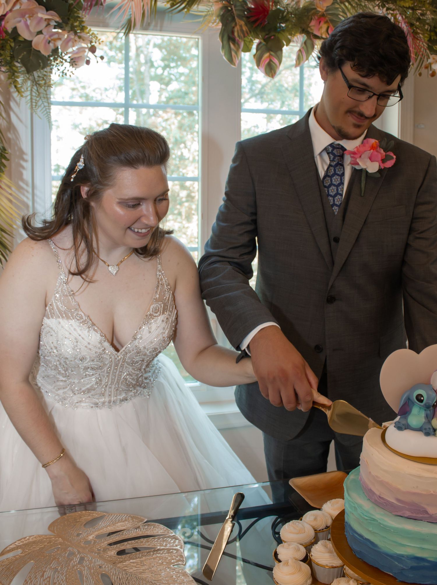 picture of bride and groom cutting their cake