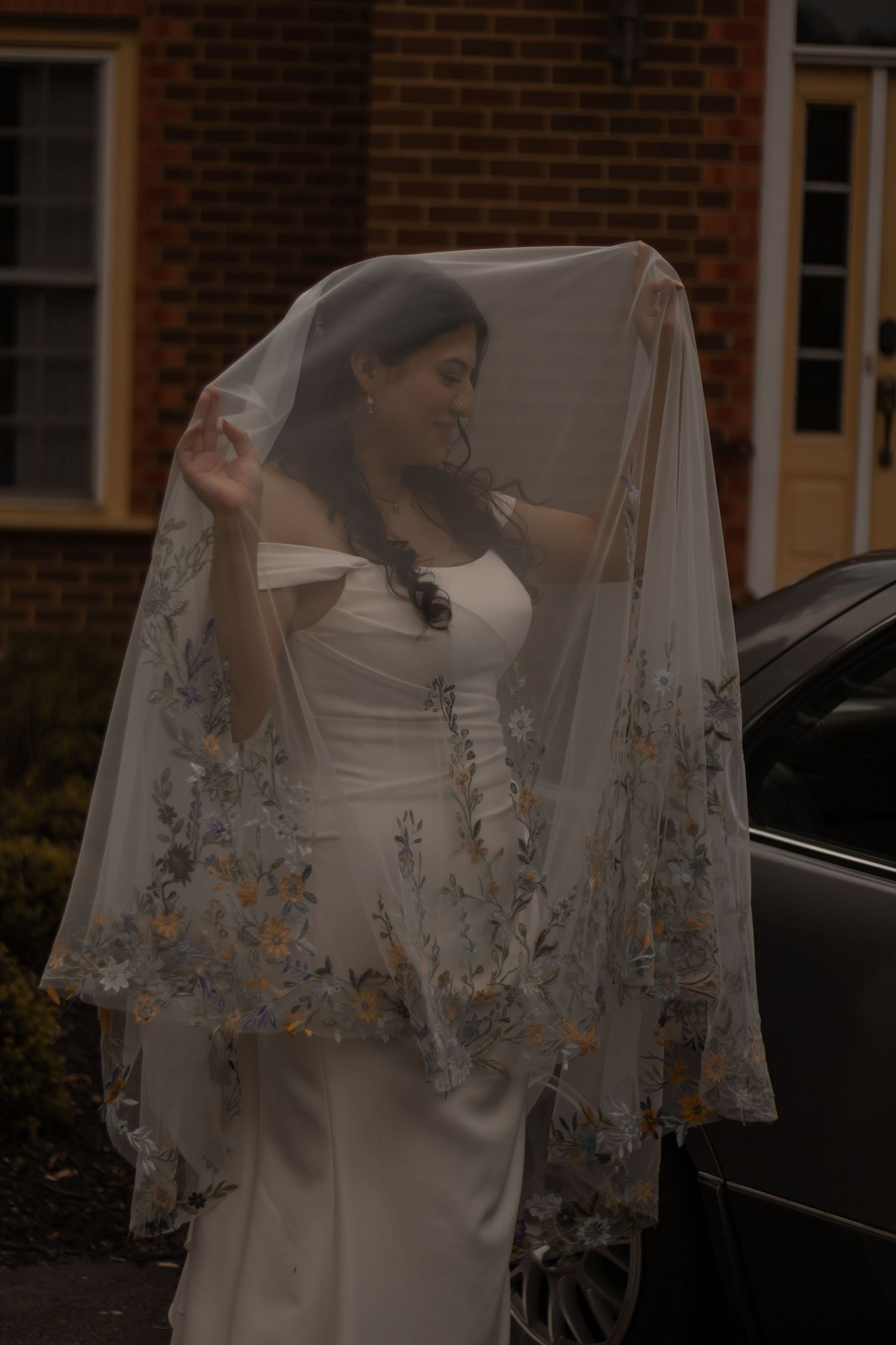 picture of bride under her veil.