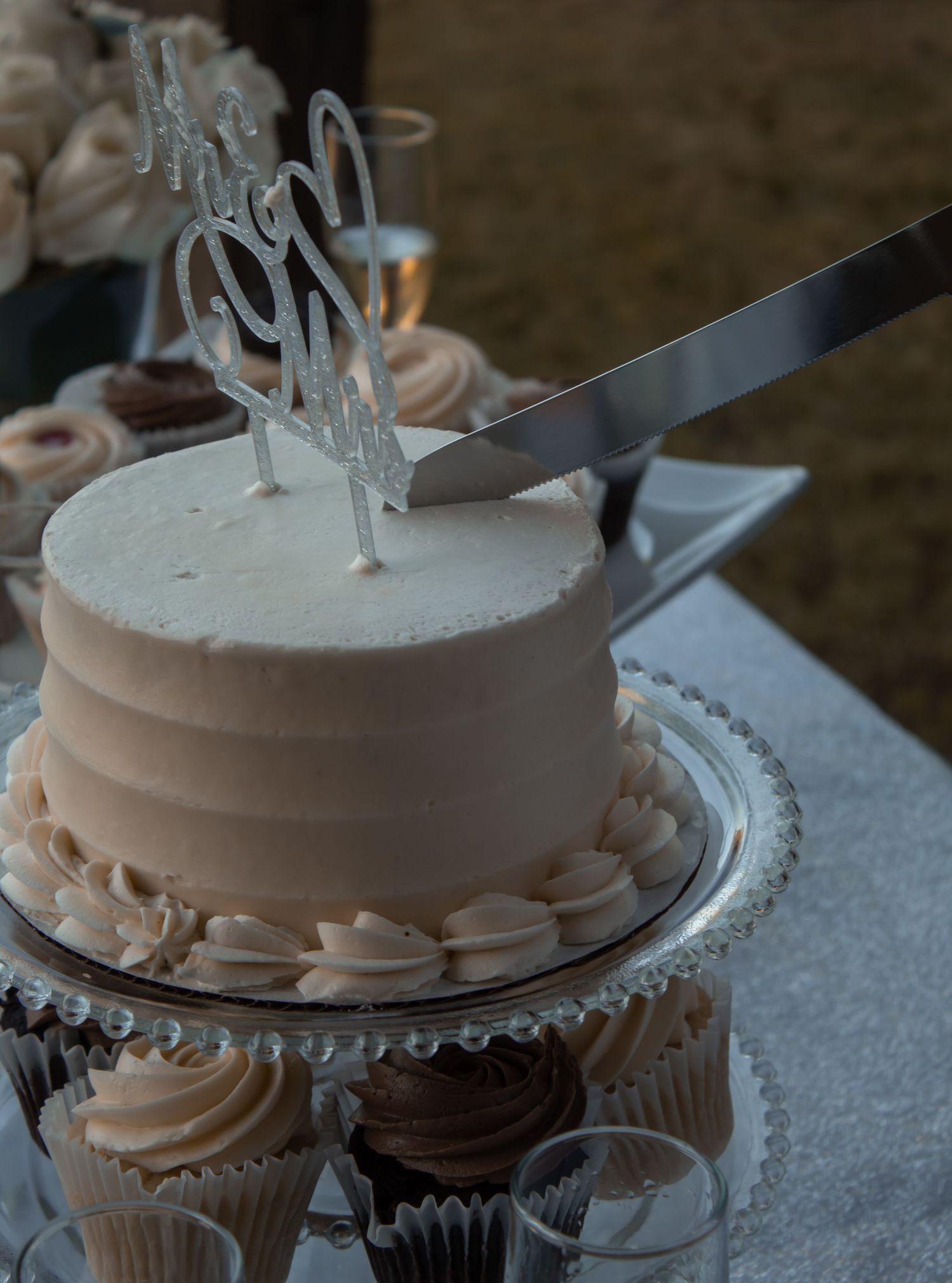 picture of wedding cake, couples about to cut into the cake