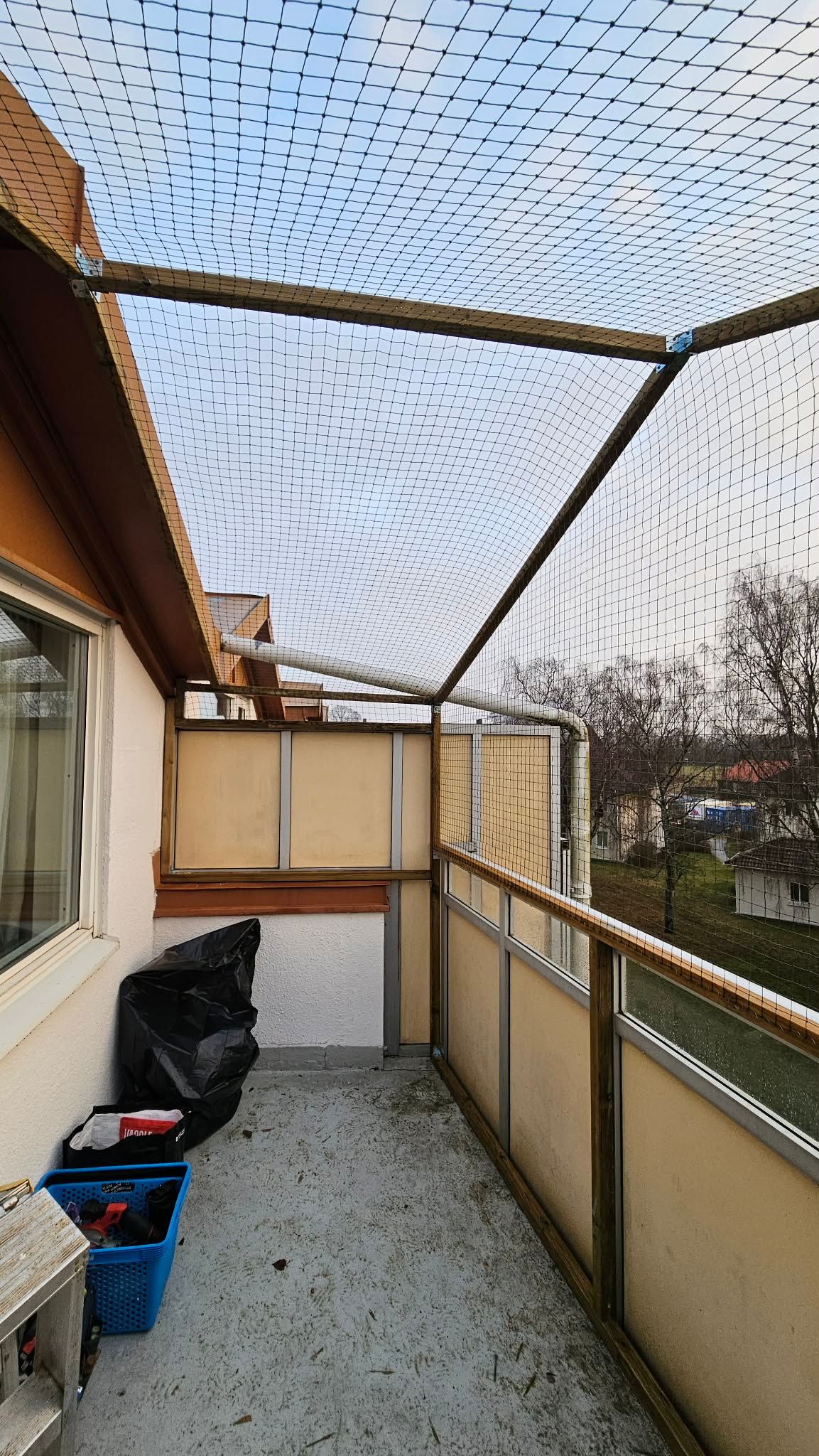 Näta in din balkong i Malmö - Skåne. Kattsäkring av balkong. Näta in balkongen. Kattbalkong Malmö - Lund - Lomma - Skåne