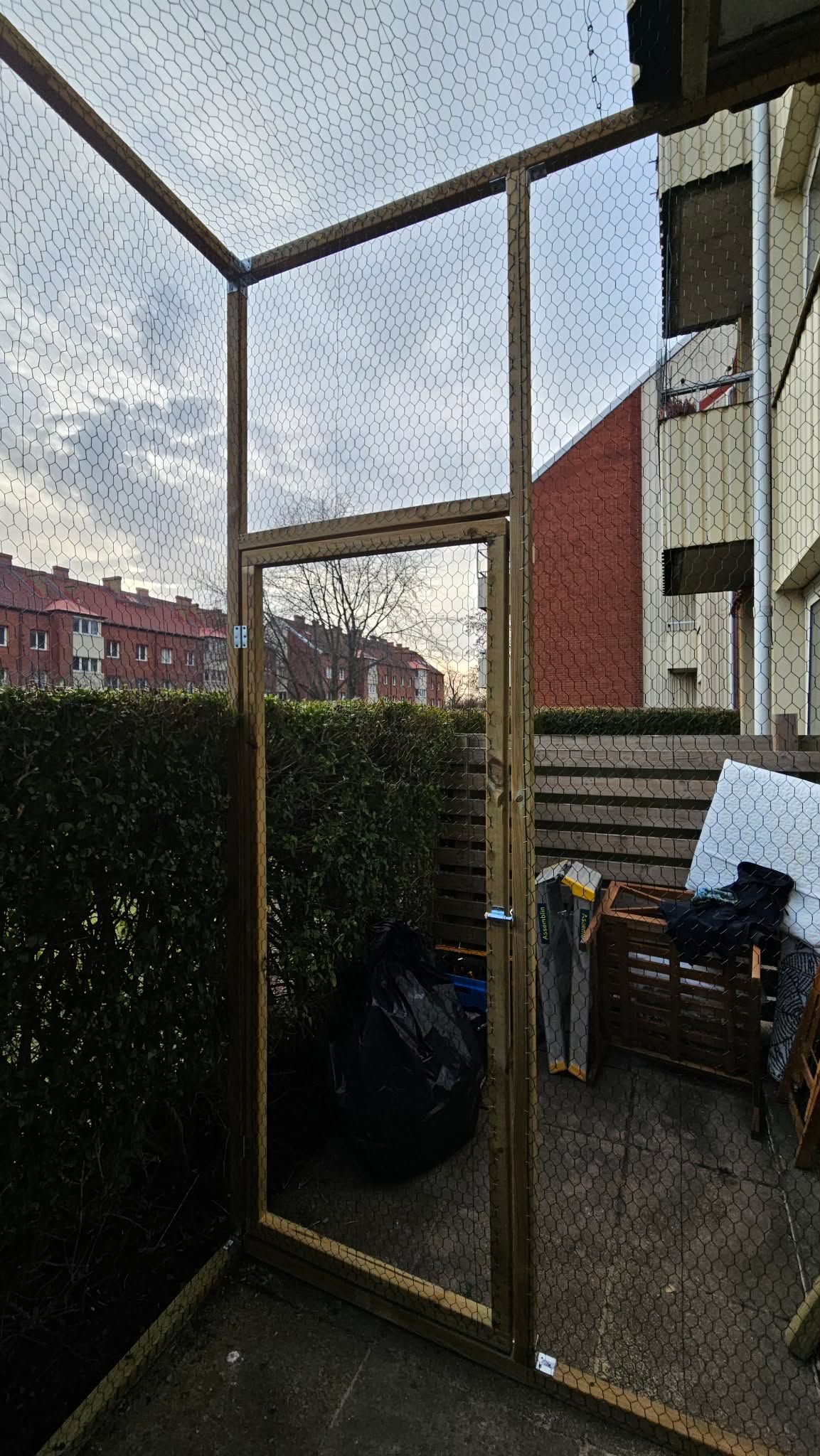 Näta in din balkong i Malmö - Skåne. Kattsäkring av balkong. Näta in balkongen. Kattbalkong Malmö - Lund - Lomma - Skåne