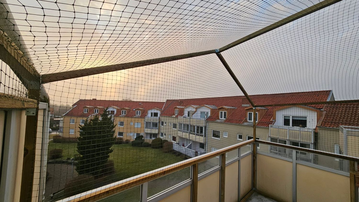 Näta in din balkong i Malmö - Skåne. Kattsäkring av balkong. Näta in balkongen. Kattbalkong Malmö - Lund - Lomma - Skåne