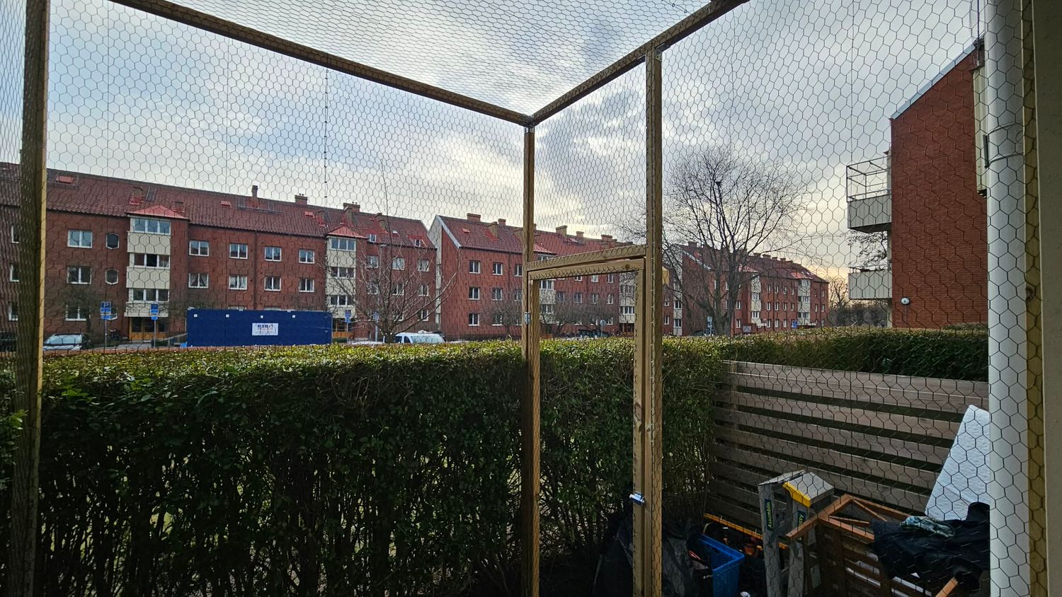Näta in din balkong i Malmö - Skåne. Kattsäkring av balkong. Näta in balkongen. Kattbalkong Malmö - Lund - Lomma - Skåne