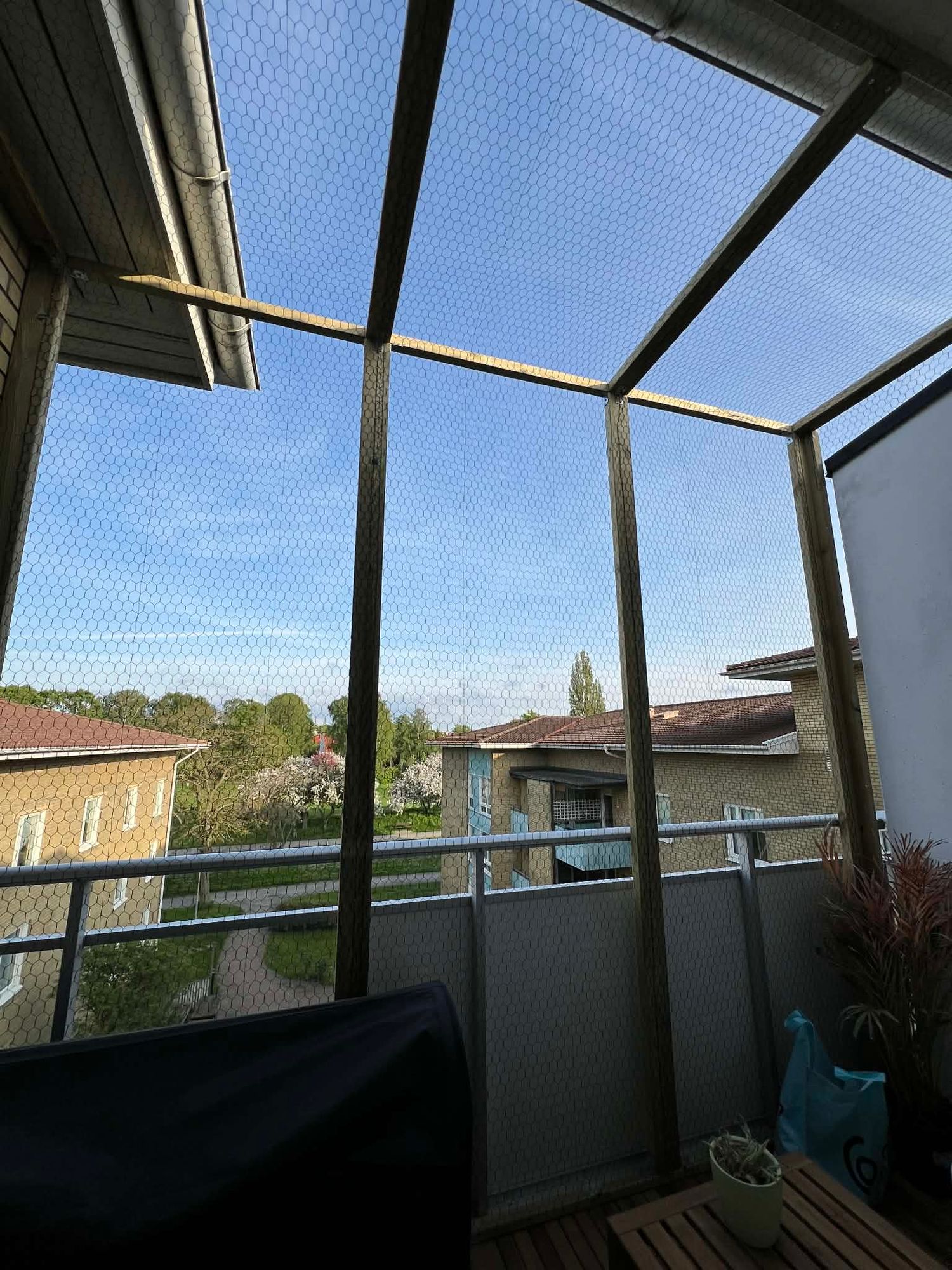 Näta in din balkong för säker utevistelse för din katt. Kattbalkong Malmö - Skåne