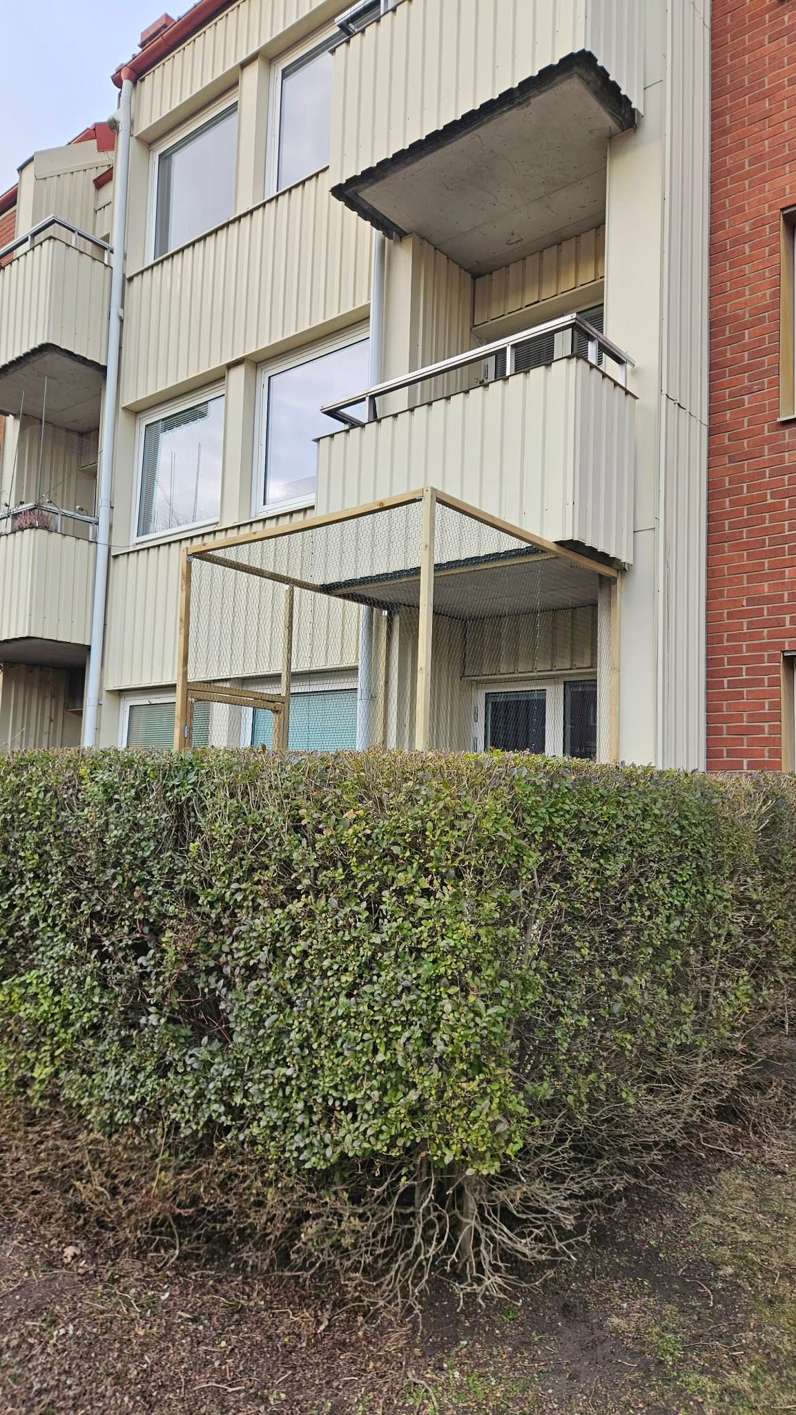 Näta in din balkong i Malmö - Skåne. Kattsäkring av balkong. Näta in balkongen. Kattbalkong Malmö - Lund - Lomma - Skåne