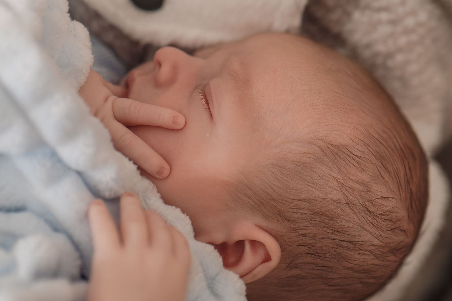 Relaxed newborn family photography session in Dorset, UK