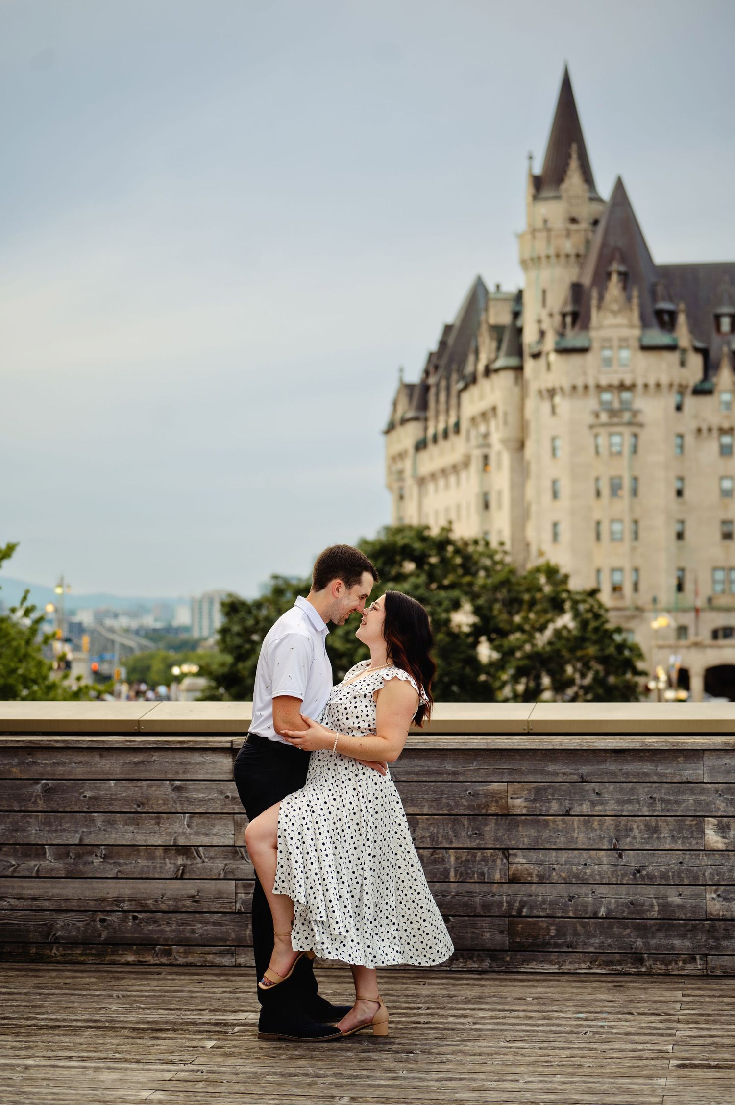 Couple kissing on NAC rooftop. Ottawa Wedding Photographer. Ottawa Couples Photographer