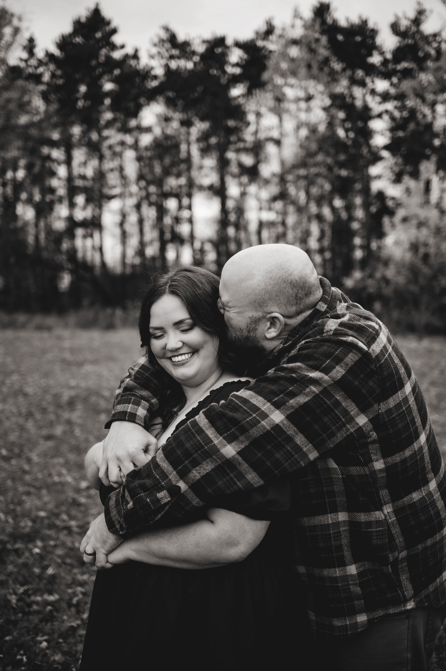 Couple hugging. Ottawa Couples Photographer. Ottawa Fall Mini's Photography