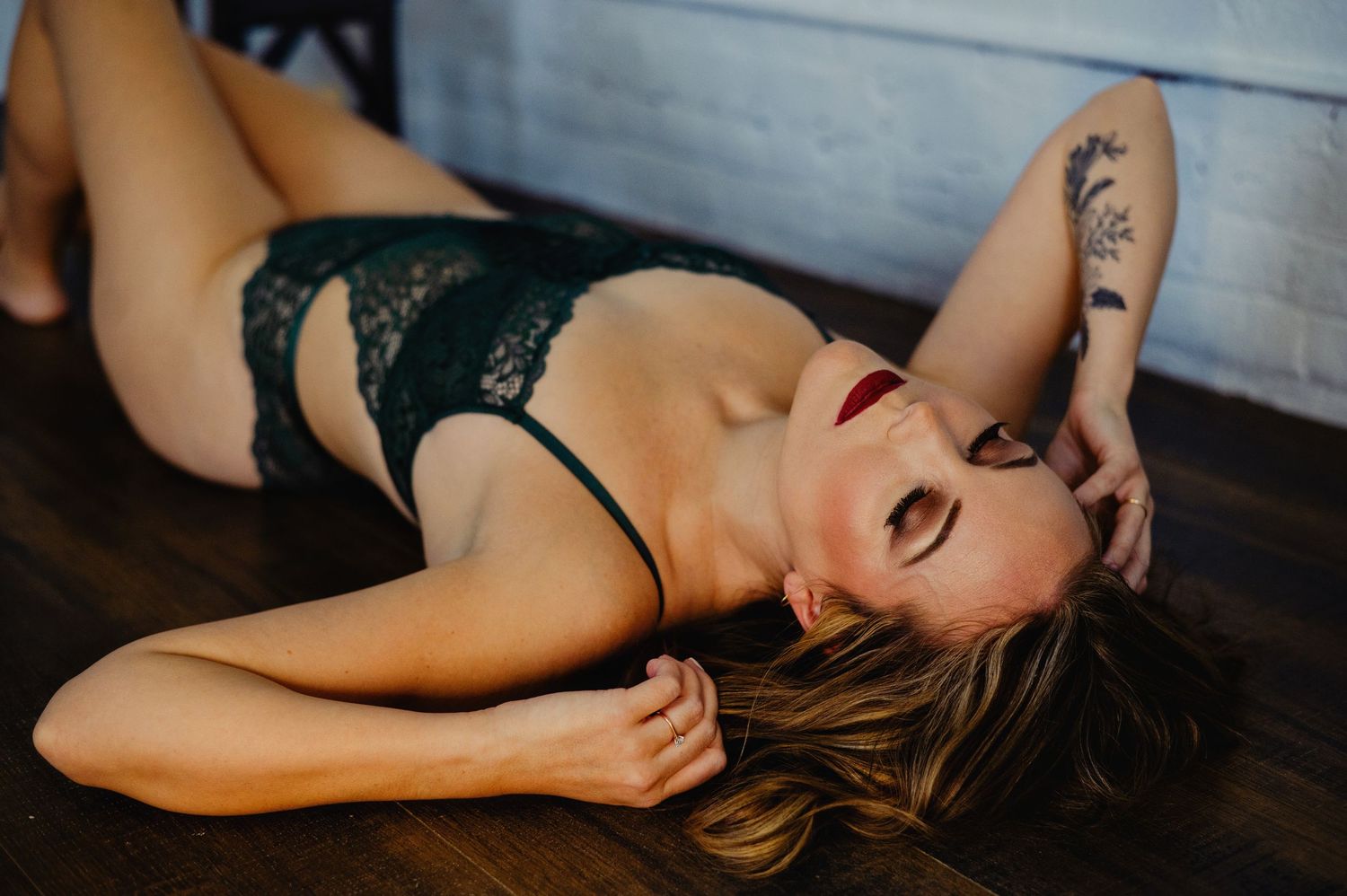 Boudoir hands in hair. Ottawa Boudoir Photographer
