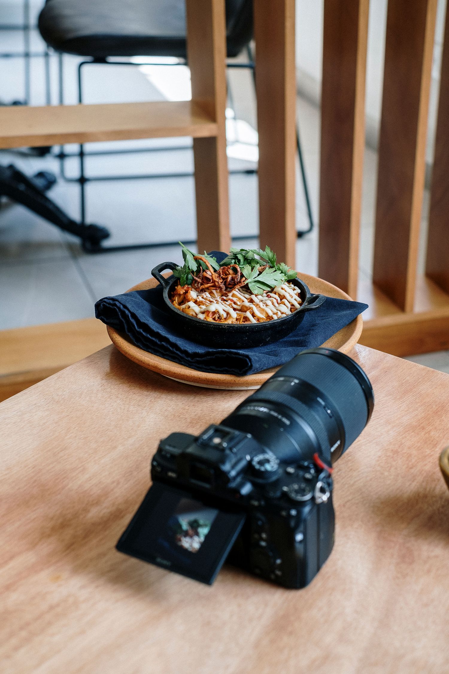 Fotógrafo realizando una sesión de fotografía gastronómica en restaurante.