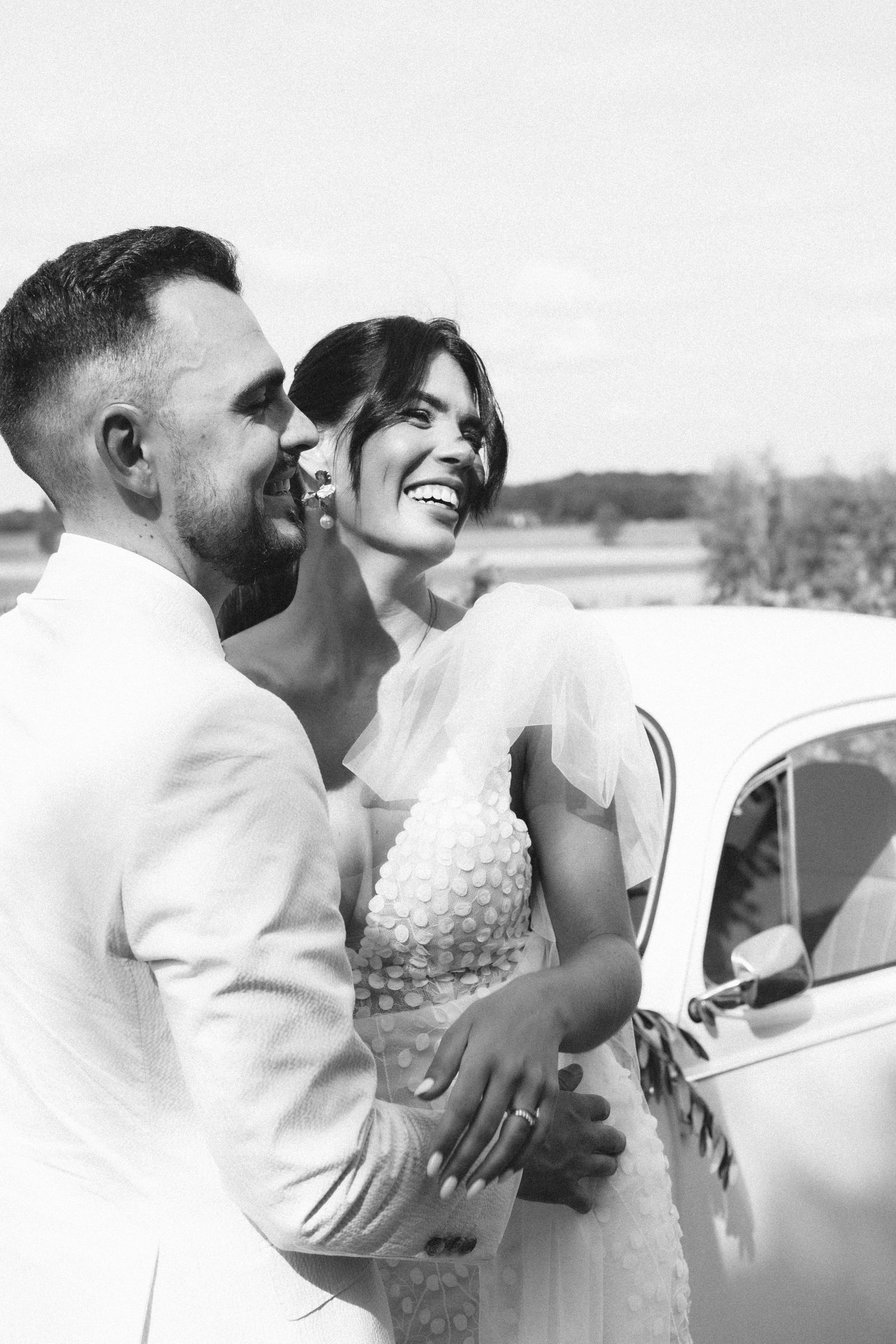 photographe mariage Angers Prieuré St Ellier Angers photo de couple de mariés, mariage dolce vita, voiture ancienne