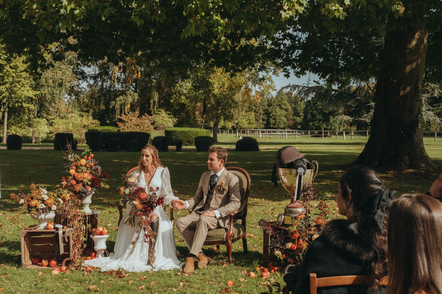 photographe mariage Maine-et-Loire
Haras de la Potardière  Photographie de mariage équestre, couple de mariés à cheval