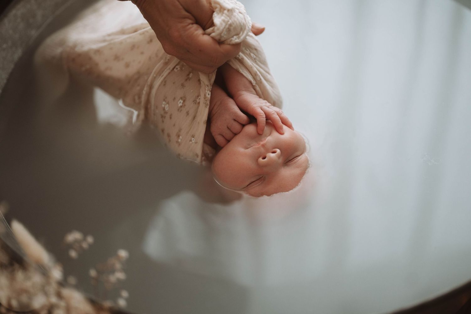 photographe nouveau-né Cholet bain enveloppé bébé à cholet cuve en zinc