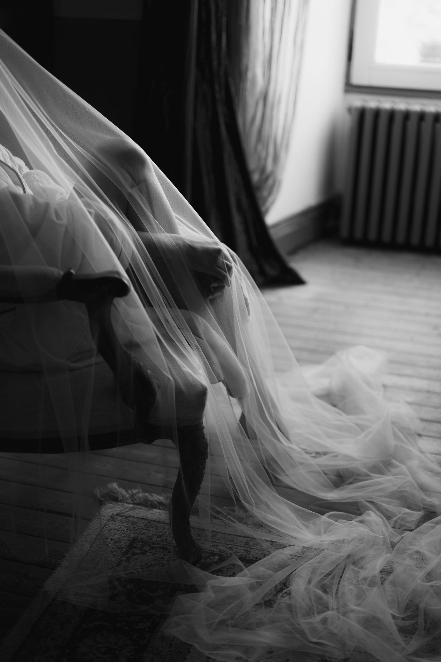 photographe mariage Angers Chateau de l'Epinay détail du voile qui se dépose sur le corps de la mariée