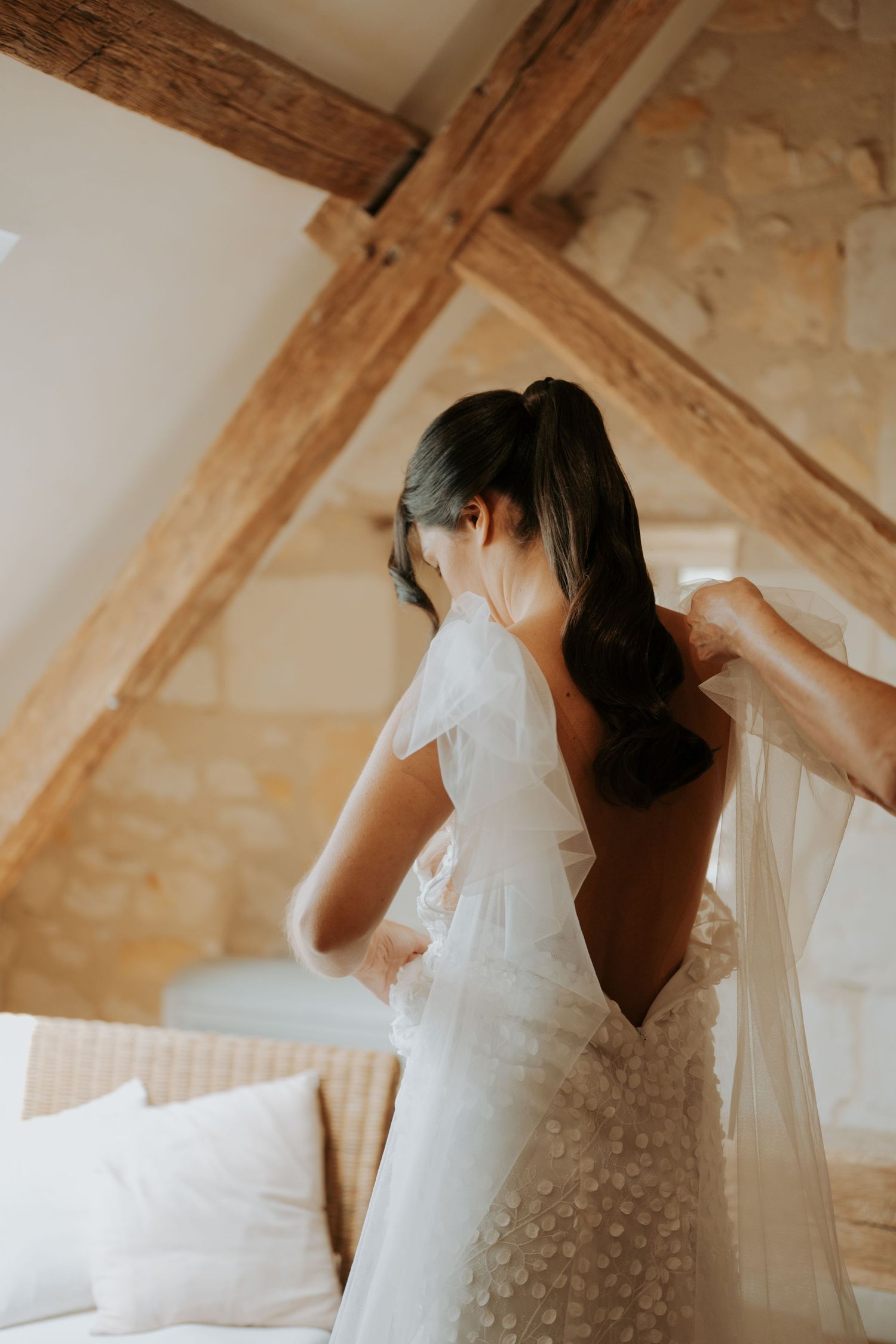photographe mariage Angers Prieuré St Ellier Angers portrait de la mariée de dos robe sirène