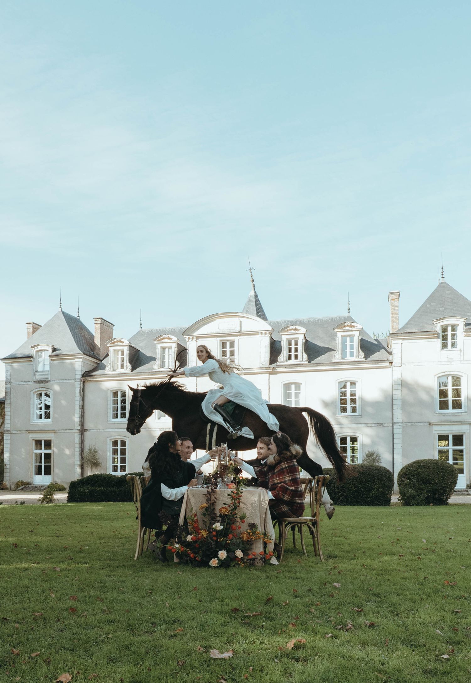 photographe mariage Maine-et-Loire
la mariée à cheval saute la table des invités
Haras de la Potardière