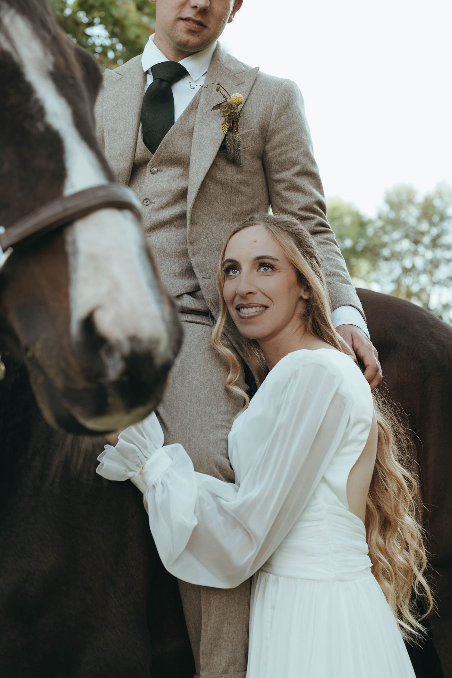 photographe mariage Cholet mariée et cheval lors d'un mariage au haras de la Potardière
photo de mariage naturelle, portrait de mariée