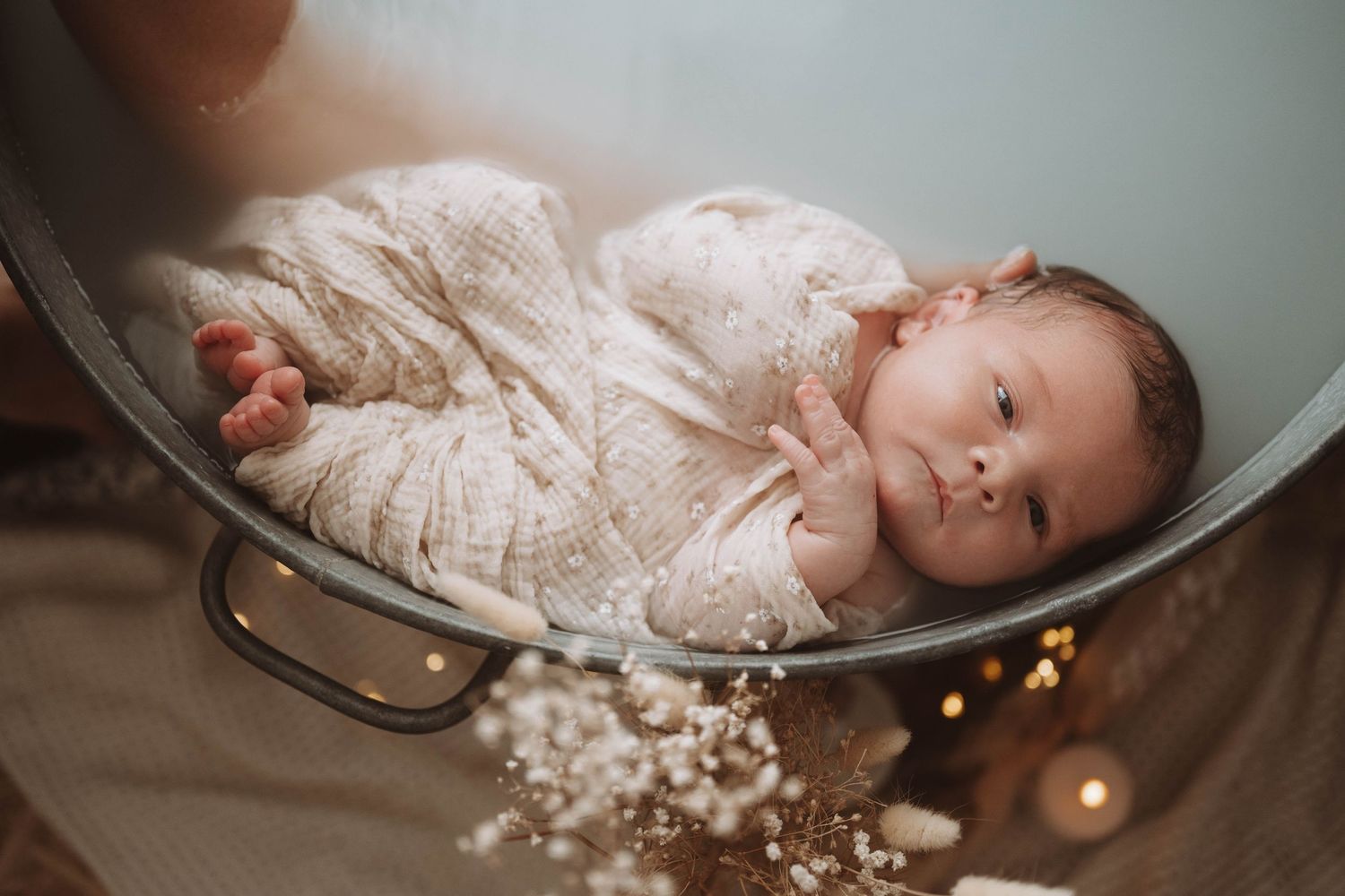 photographe nouveau-né Cholet bain enveloppé bébé à cholet cuve en zinc