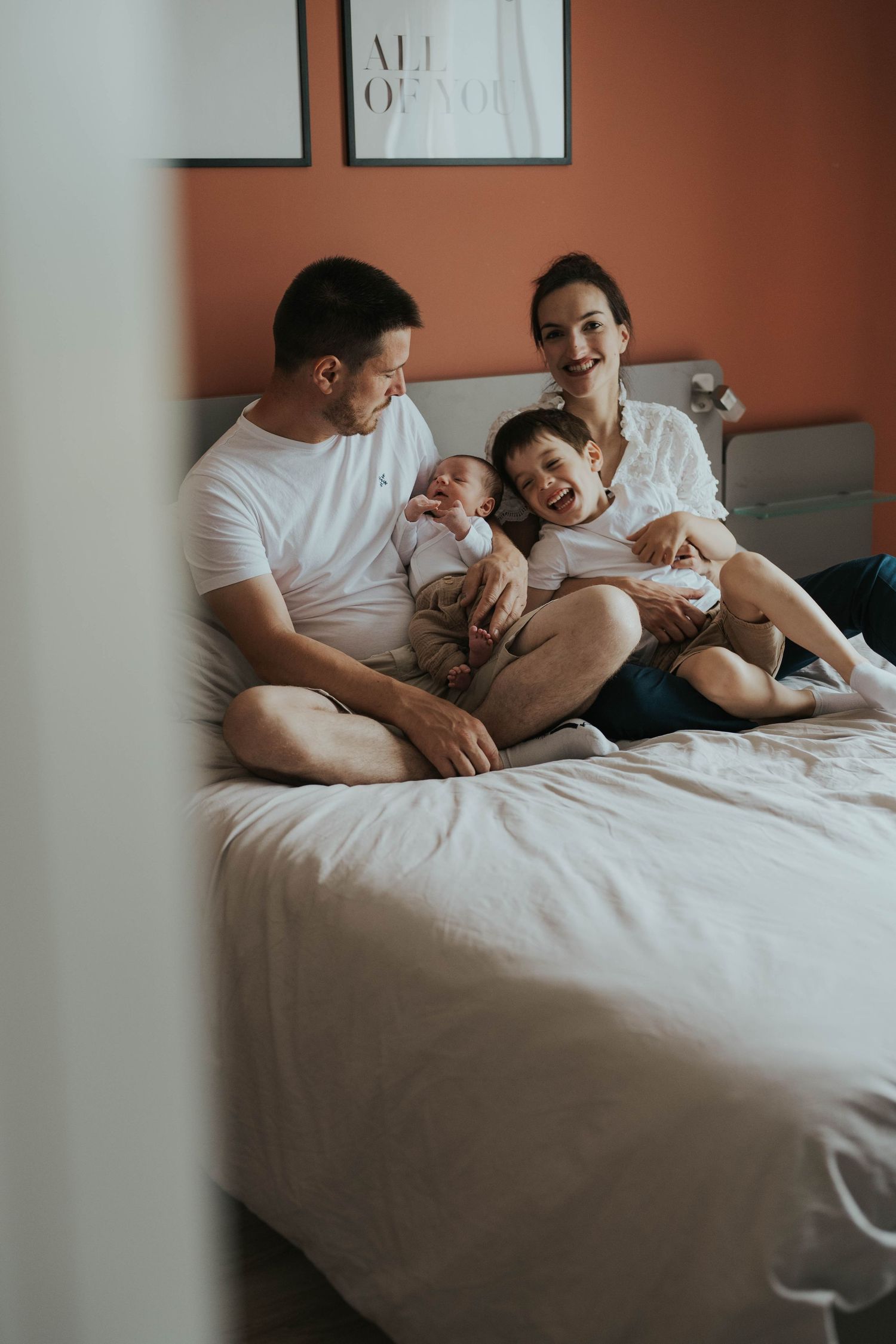 photographe famille Cholet séance photo nouveau né à domicile. Naturelle, lumière douce elle représente une fratrie de garcons (des frères)
