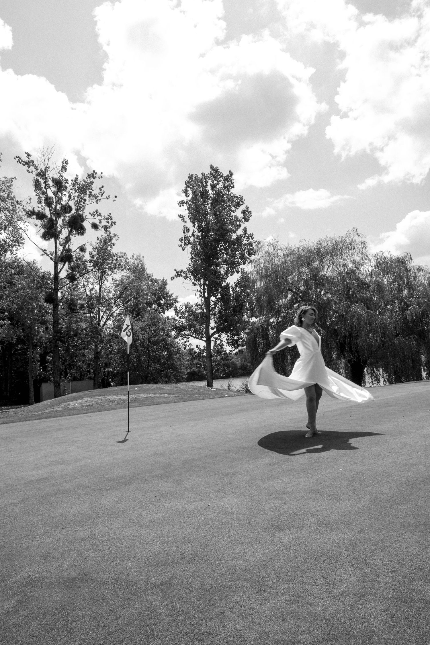 photographe mariage Maine-et-Loire mariage au golf, portrait de femme, d'une mariée avec sa robe qui vole photo réalisée à Cholet