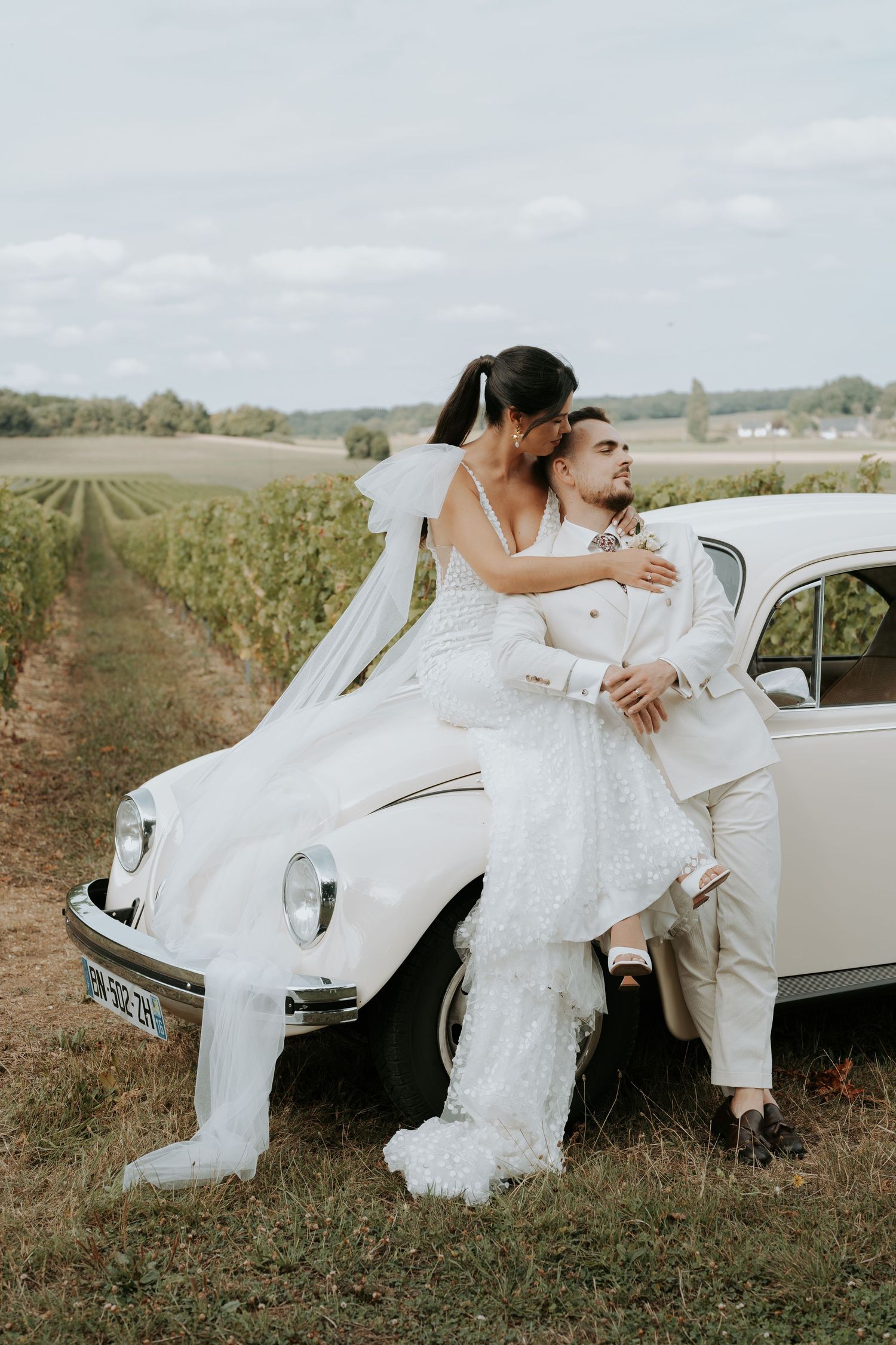 photographe mariage Angers Prieuré St Ellier Angers photo de couple de mariés, mariage dolce vita, voiture ancienne