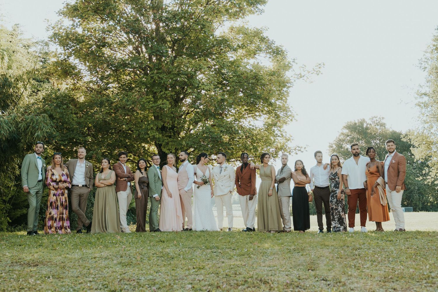 photographe mariage Angers Prieuré St Ellier Angers photo de groupe pour un mariage en extérieur