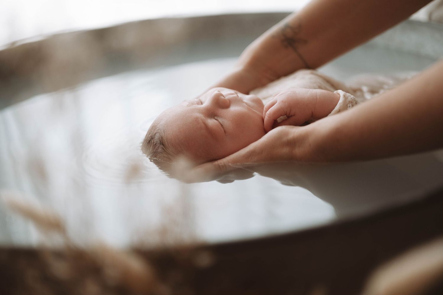 séance naissance Maine-et-Loire bain enveloppé bébé à cholet cuve en zinc