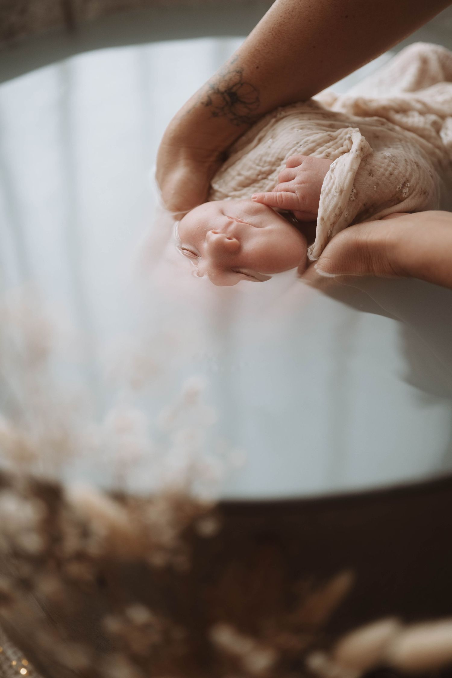 séance naissance Maine-et-Loire bain enveloppé bébé à cholet cuve en zinc