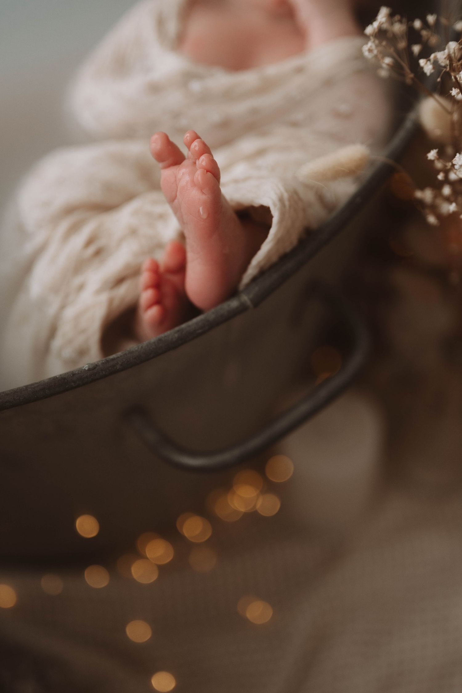photographe nouveau-né Cholet bain enveloppé bébé à cholet cuve en zinc