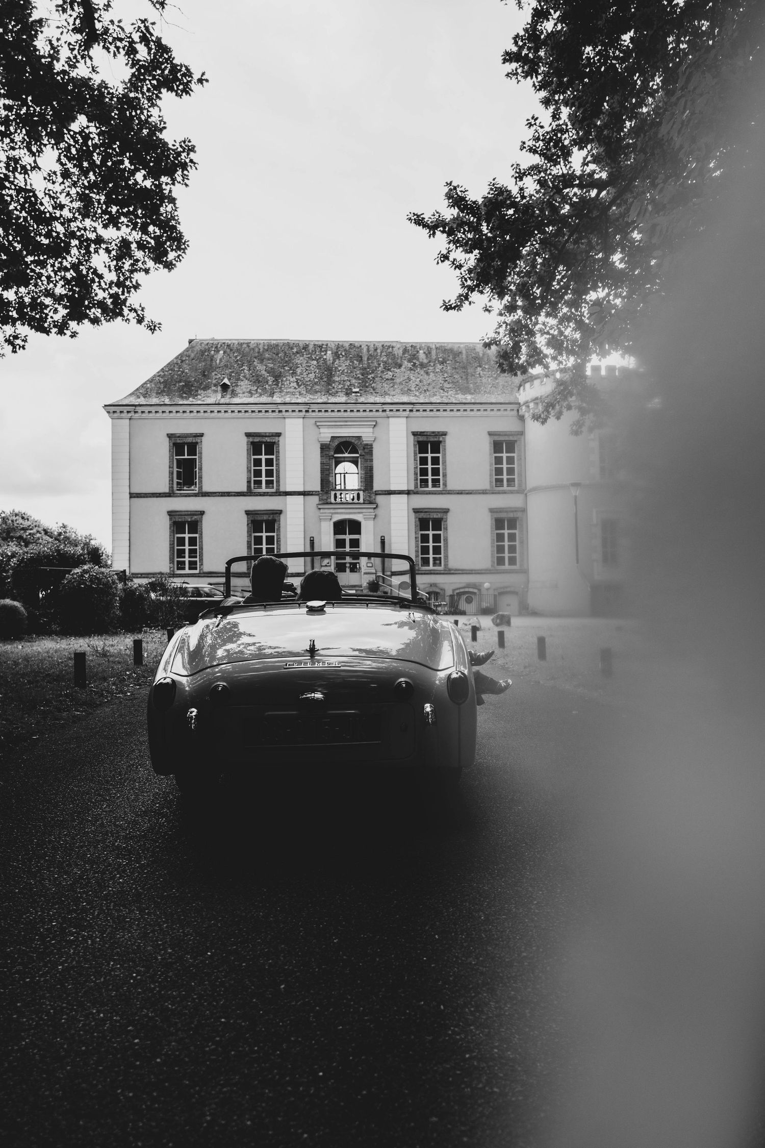 photographe mariage Maine-et-Loir la voiture des mariés, photo qui suggère, qui raconte le mariage