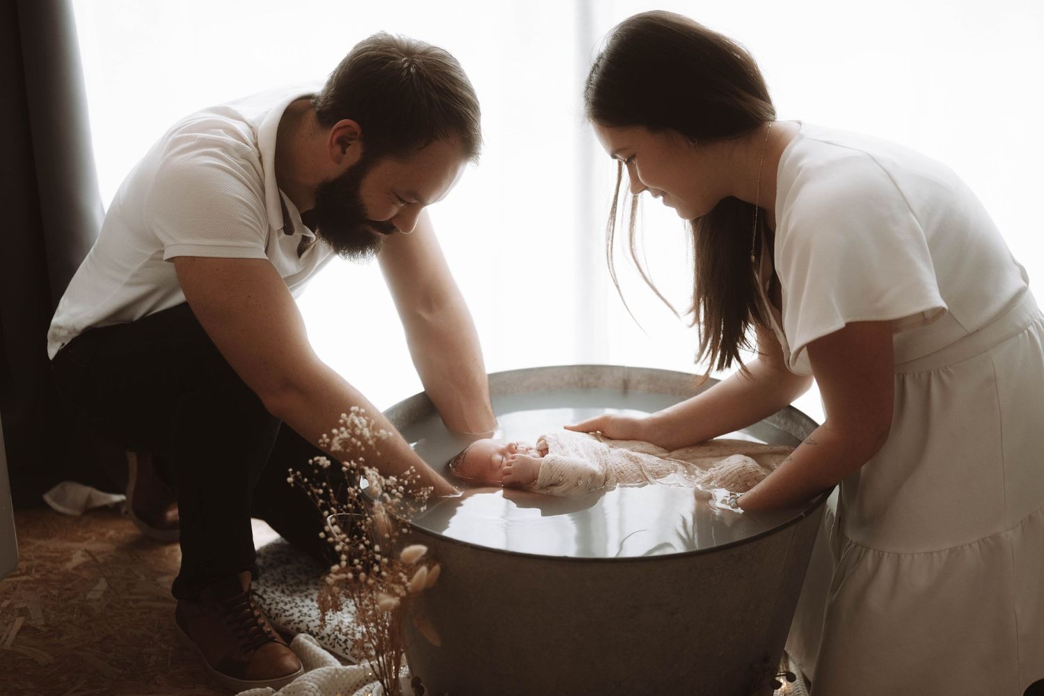 photographe nouveau-né Cholet bain enveloppé bébé à cholet cuve en zinc