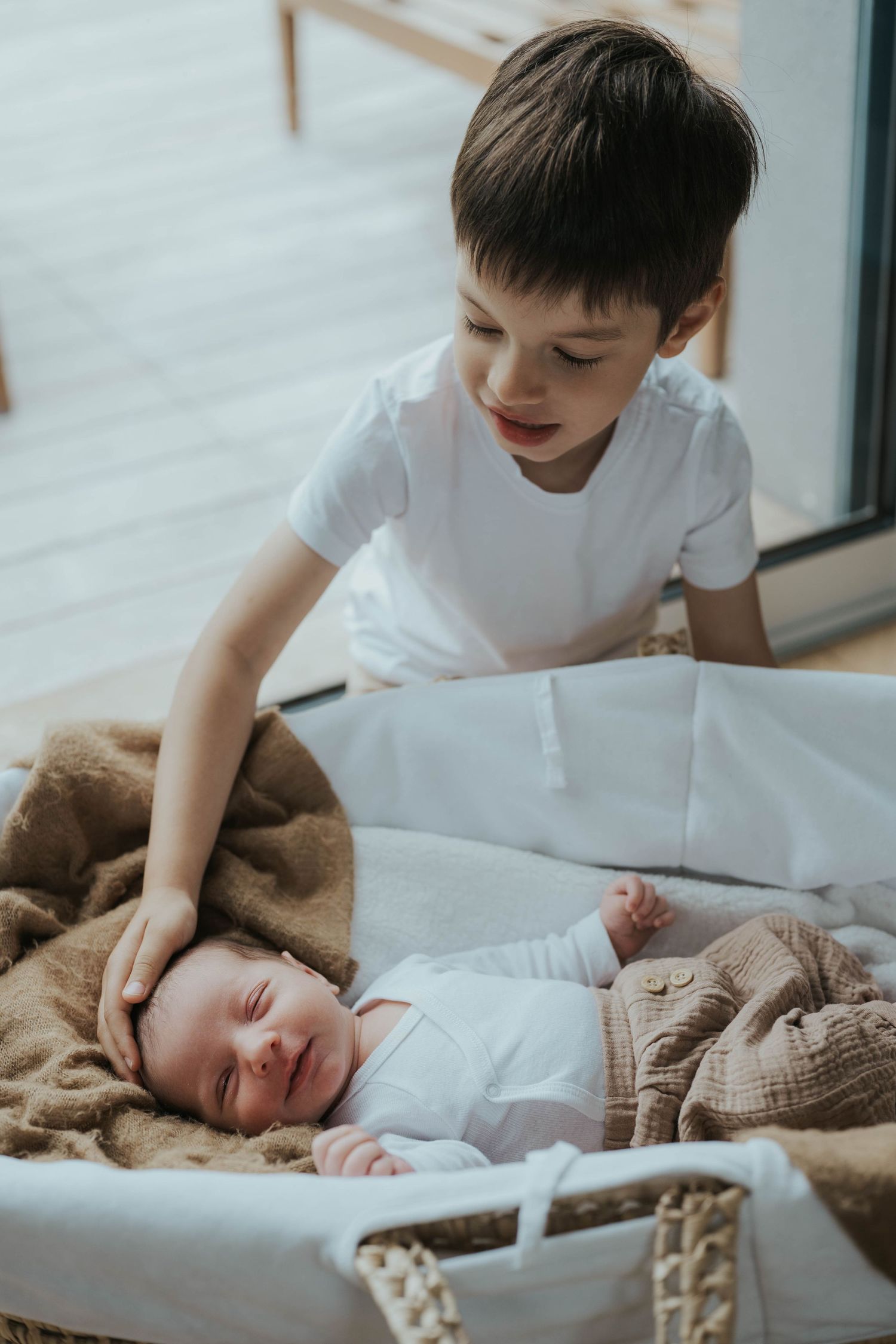 photographe bébé Pays de la Loire nouveau né à domicile. Naturelle, lumière douce elle représente une fratrie de garcons (des frères)