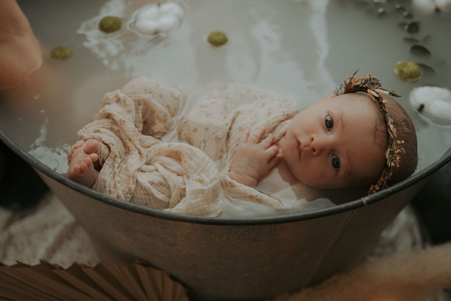 photographe nouveau-né Cholet séance photo bain enveloppé, bébé à cholet