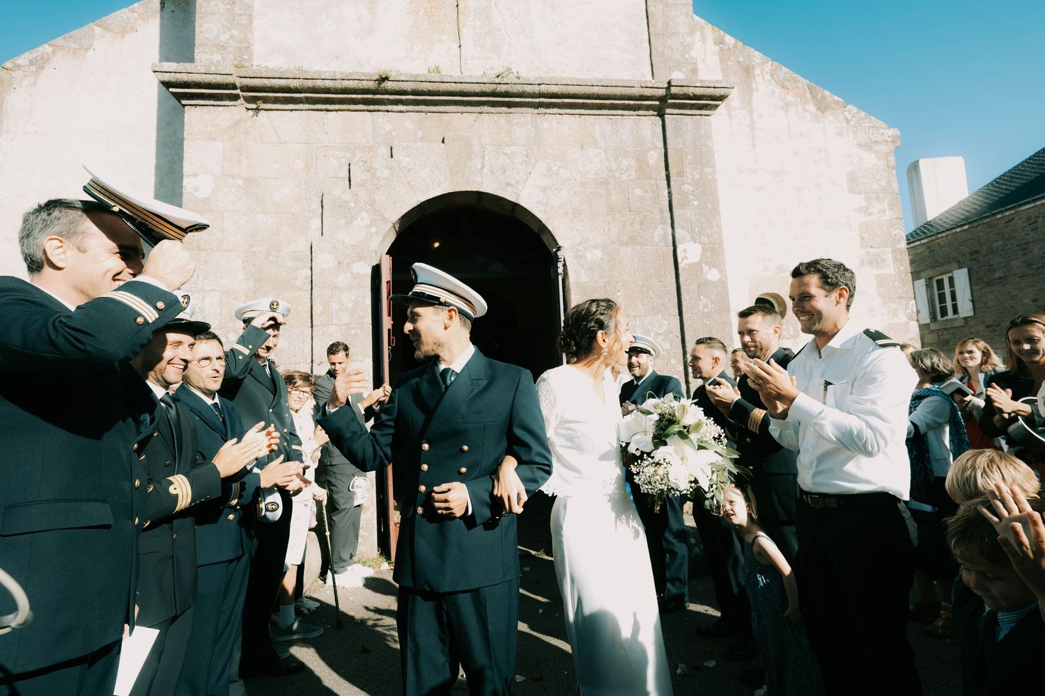 photographe mariage Pays de la Loire
sortie d'église pour les mariés avec les invités en costume traditionnel de marin
