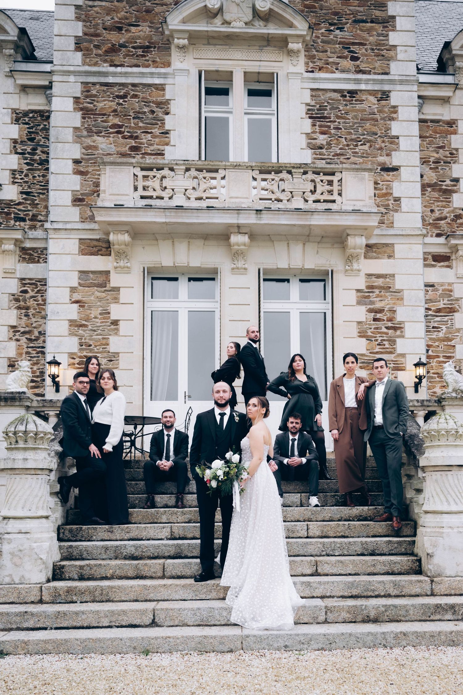photographe mariage Nantes Chateau de Montreuil Nantes photo de groupe éditorial pour un mariage pause de magazine
