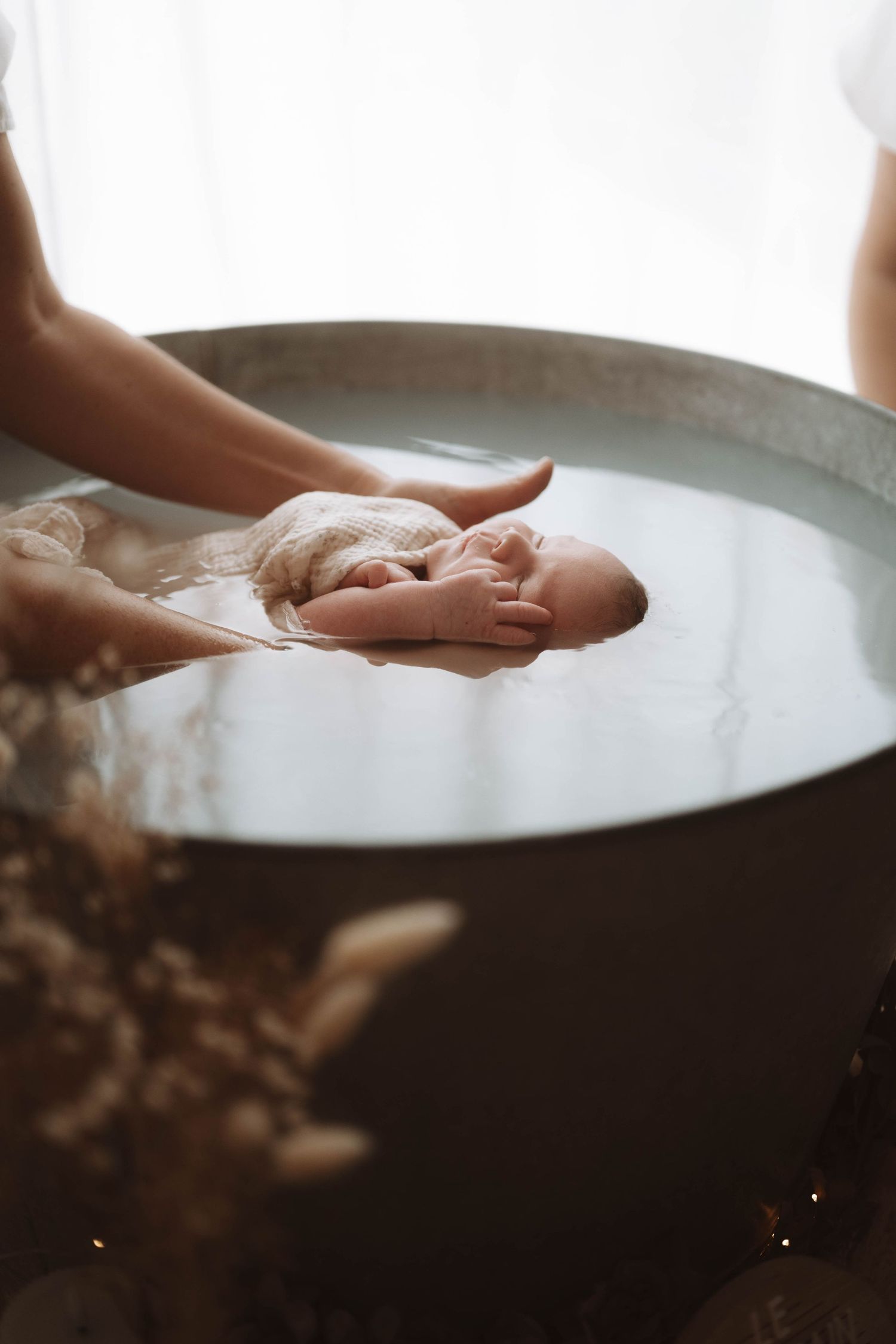 photographe nouveau-né Cholet bain enveloppé bébé à cholet cuve en zinc