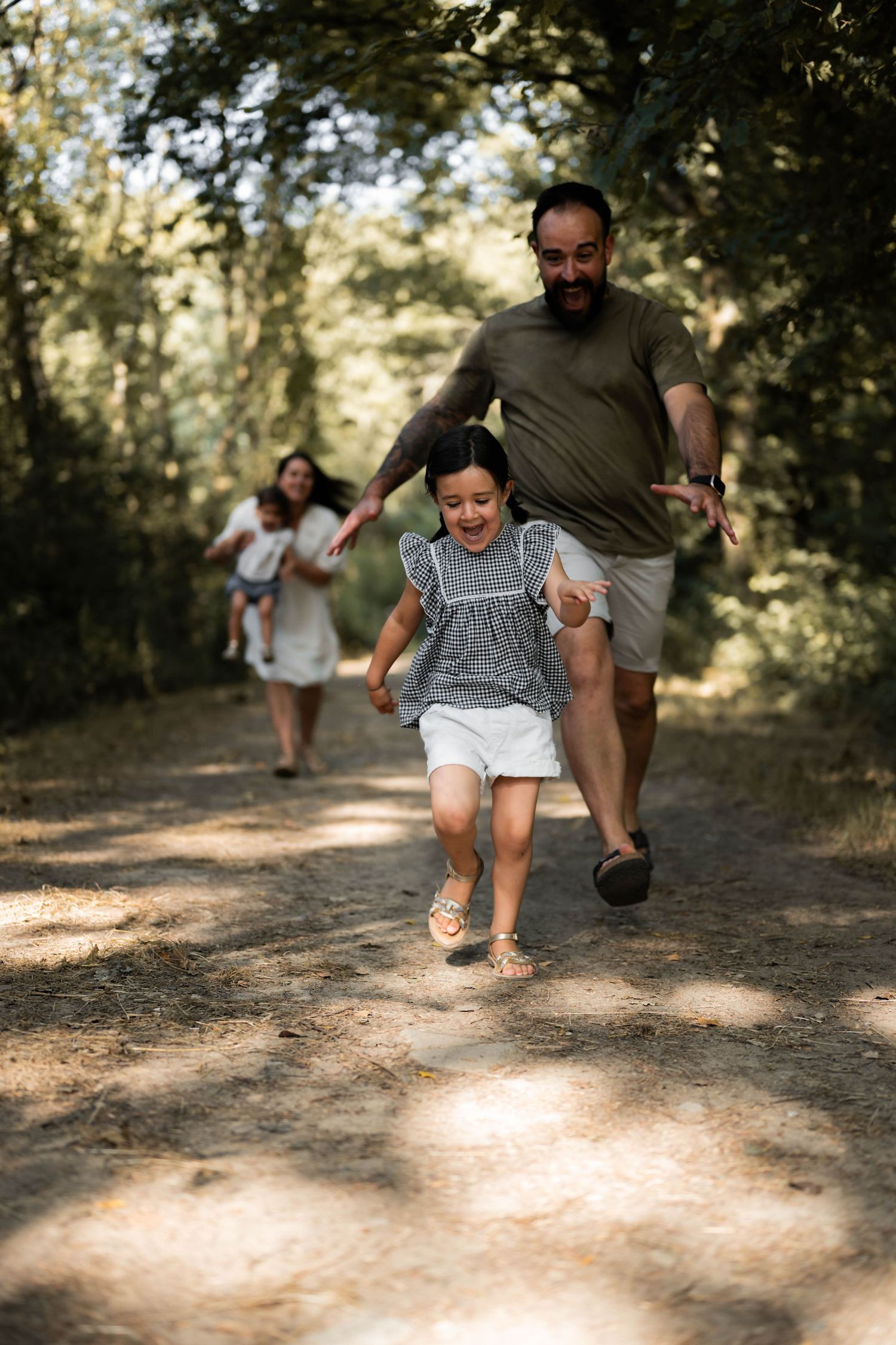 photographe famille Cholet séance photo de famille lifestyle, naturelle, avec deux enfants, le papa  après l'enfant